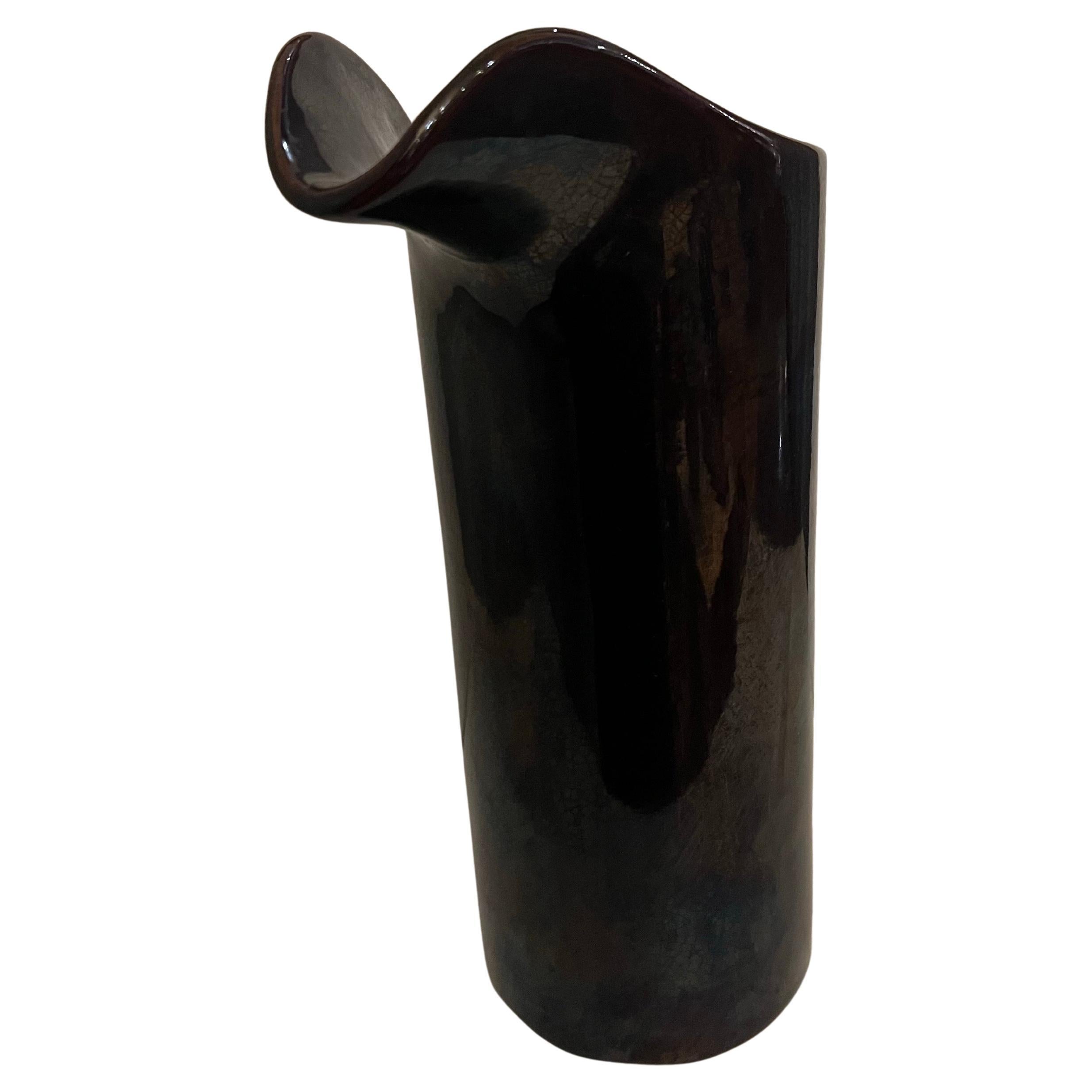 Bellissima e rara brocca per acqua alta di Lagardo Tackett per Rockingham. circa anni '50. Condizioni eccellenti, nessuna scheggiatura o crepa, bella finitura marrone scuro su terracotta.