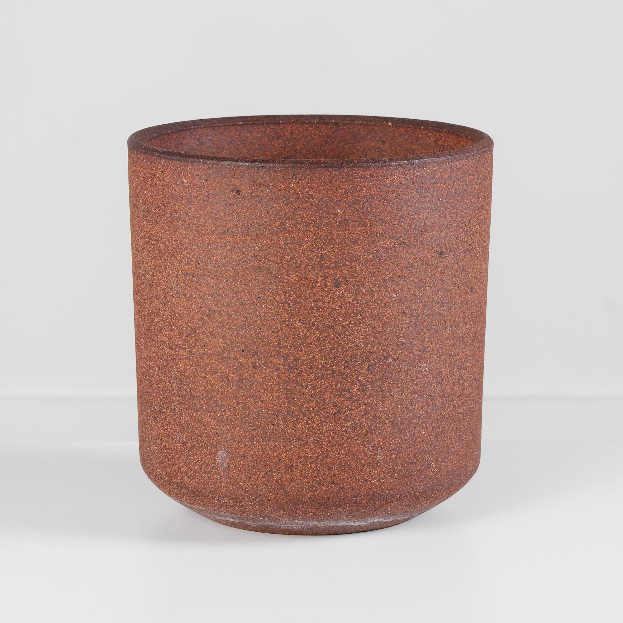 Jardinière en grès non émaillé Lagardo Tackett pour Architectural Pottery. Cet exemple cylindrique est légèrement texturé avec un intérieur et un extérieur mouchetés.

Dimensions : 10.25