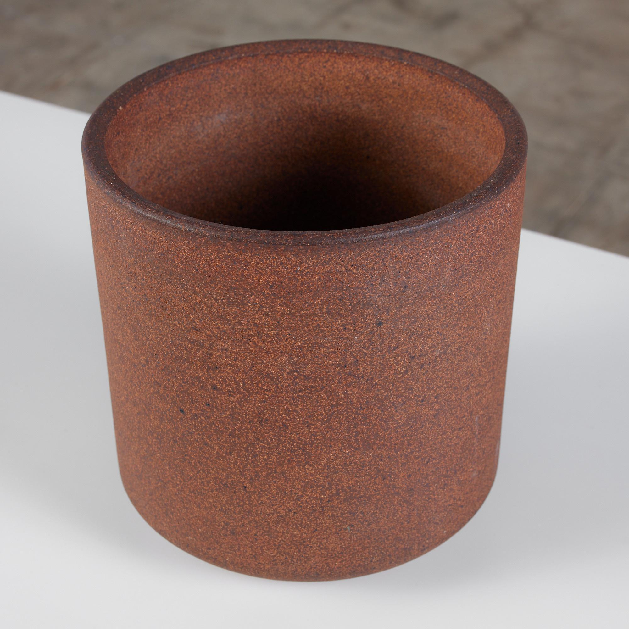 Zylindrisches Steingut-Pflanzgefäß von Lagardo Tackett für Architectural Pottery (Unglasiert) im Angebot