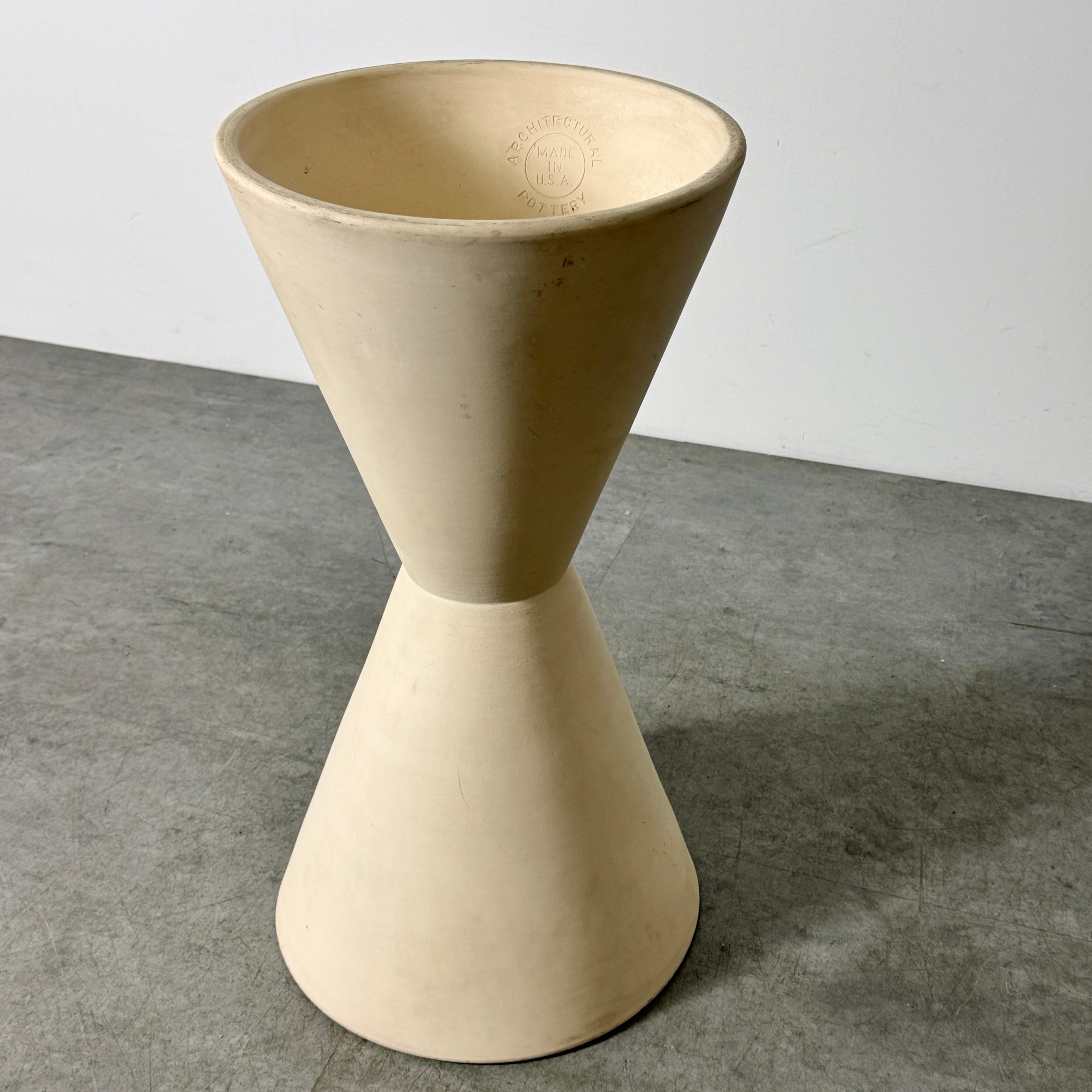 Milieu du XXe siècle Lagardo Tackett Architectural Pottery Jardinière à double cône céramique bisque années 1950 en vente