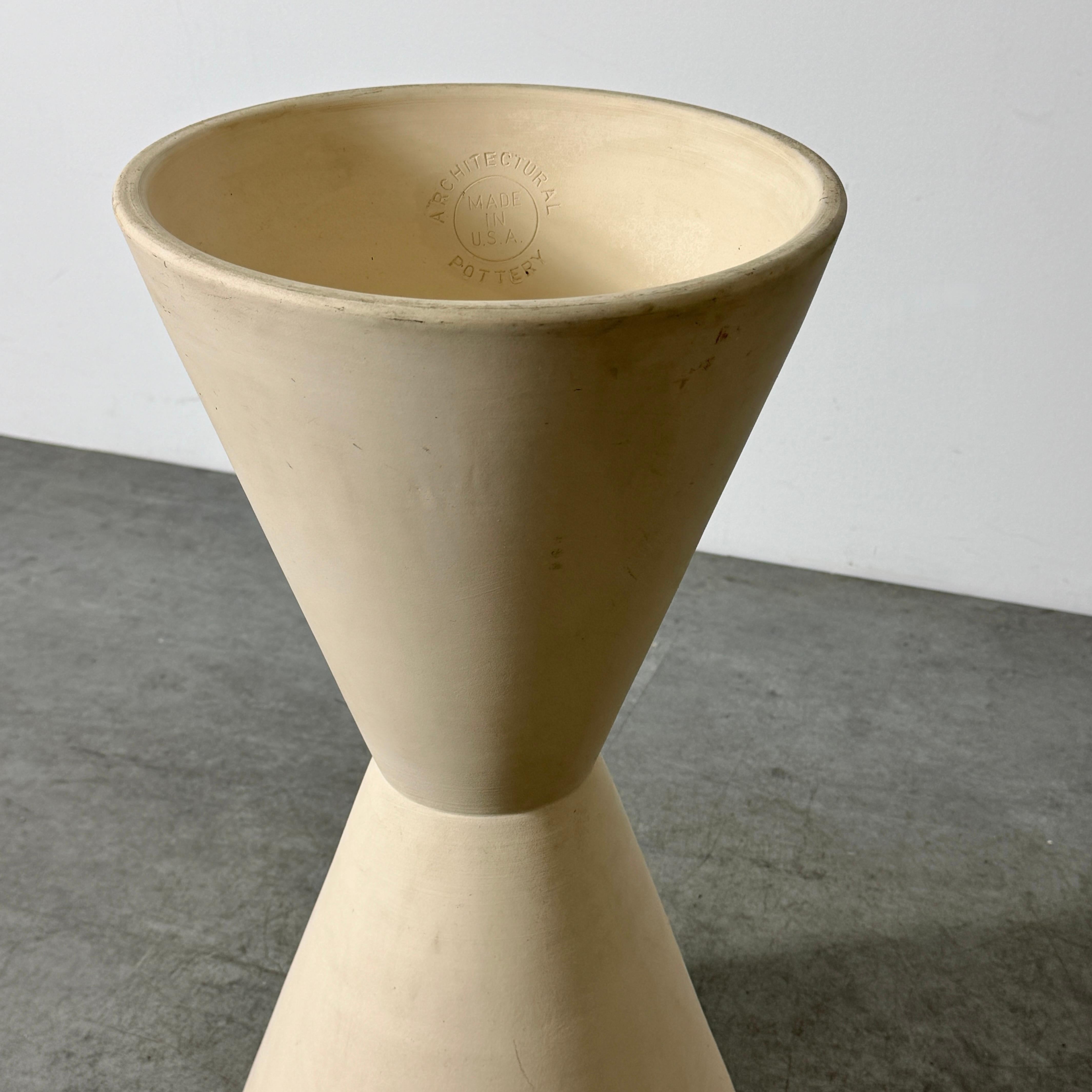 Lagardo Tackett Architectural Pottery Doppelkegel-Pflanzgefäß, Biskuit-Keramik, 1950er Jahre im Angebot 1