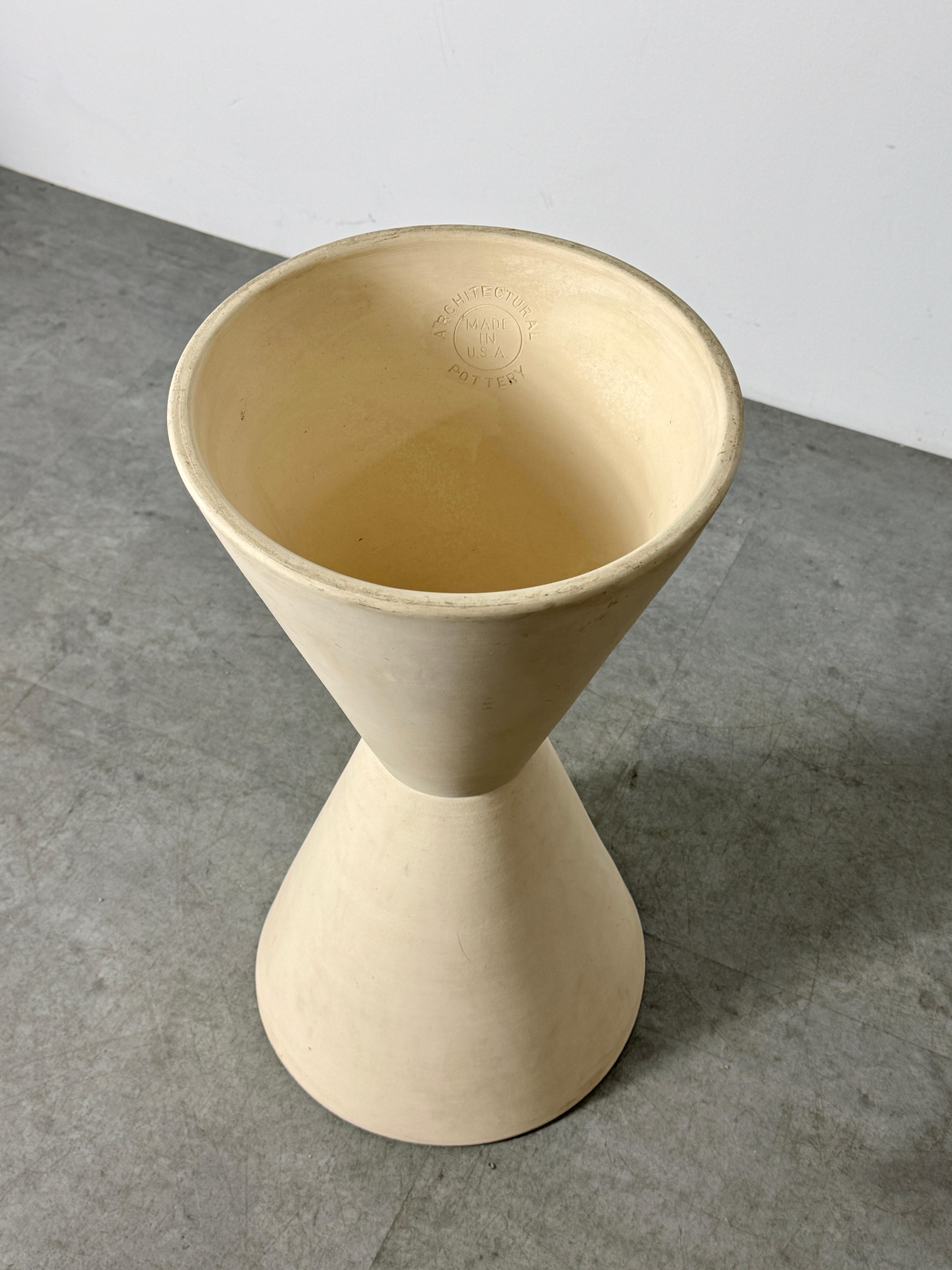 Lagardo Tackett Architectural Pottery Doppelkegel-Pflanzgefäß, Biskuit-Keramik, 1950er Jahre im Angebot 2