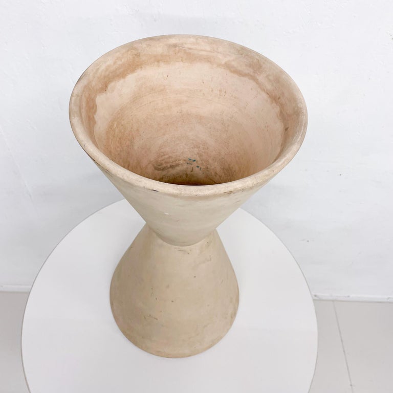 LaGardo Tackett for Architectural Pottery Double Cone Planter Bisque 1960s Calif In Good Condition For Sale In National City, CA