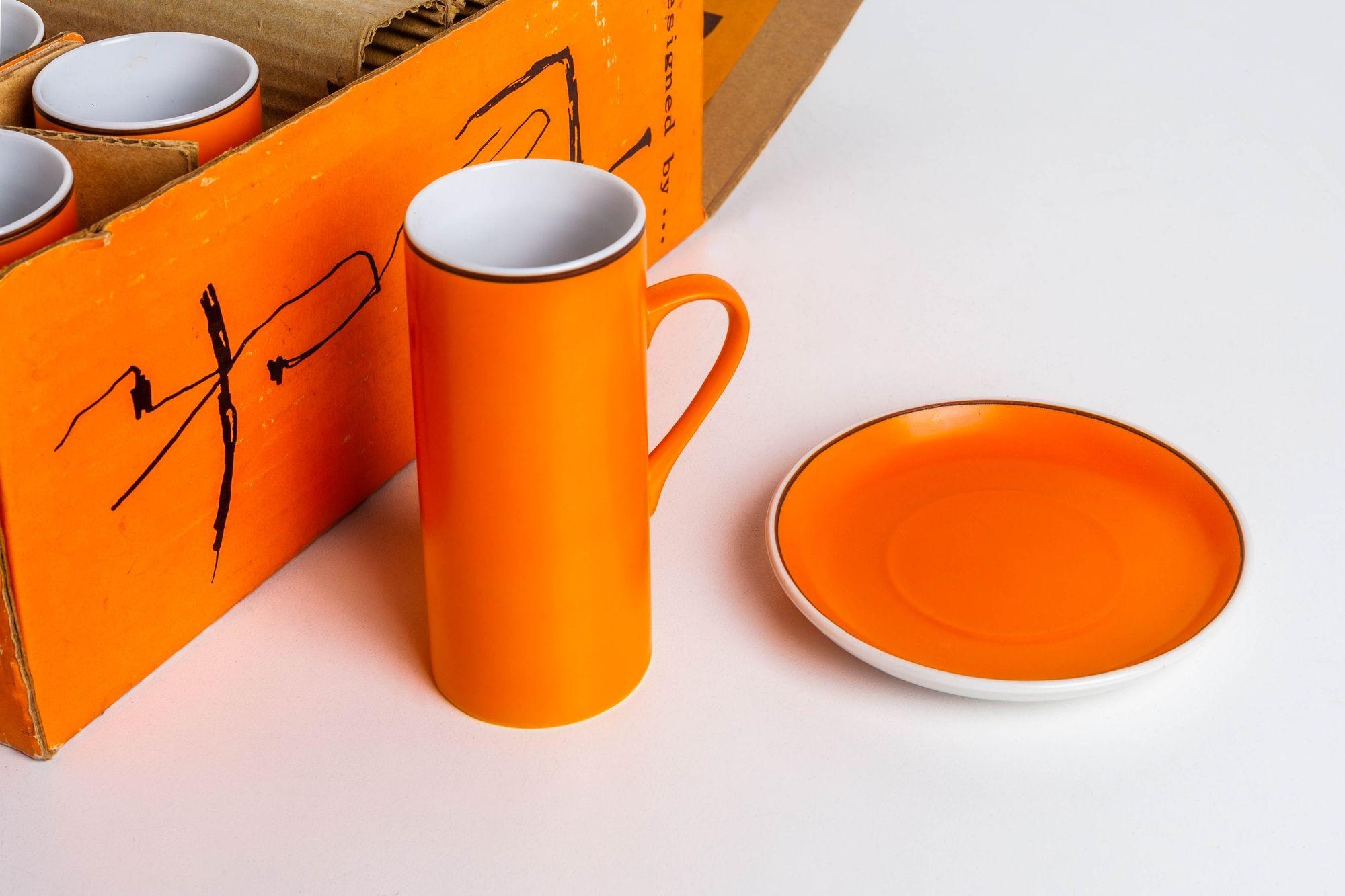 Lagardo Tackett für Schmid - Porzellan Tassen- und Untertassenset (12 Teile), 1950er Jahre
Ein seltenes Set aus sechs orangefarbenen Porzellan-Espressotassen mit passenden Untertassen, entworfen von dem bekannten Modernisten Lagardo Tackett für