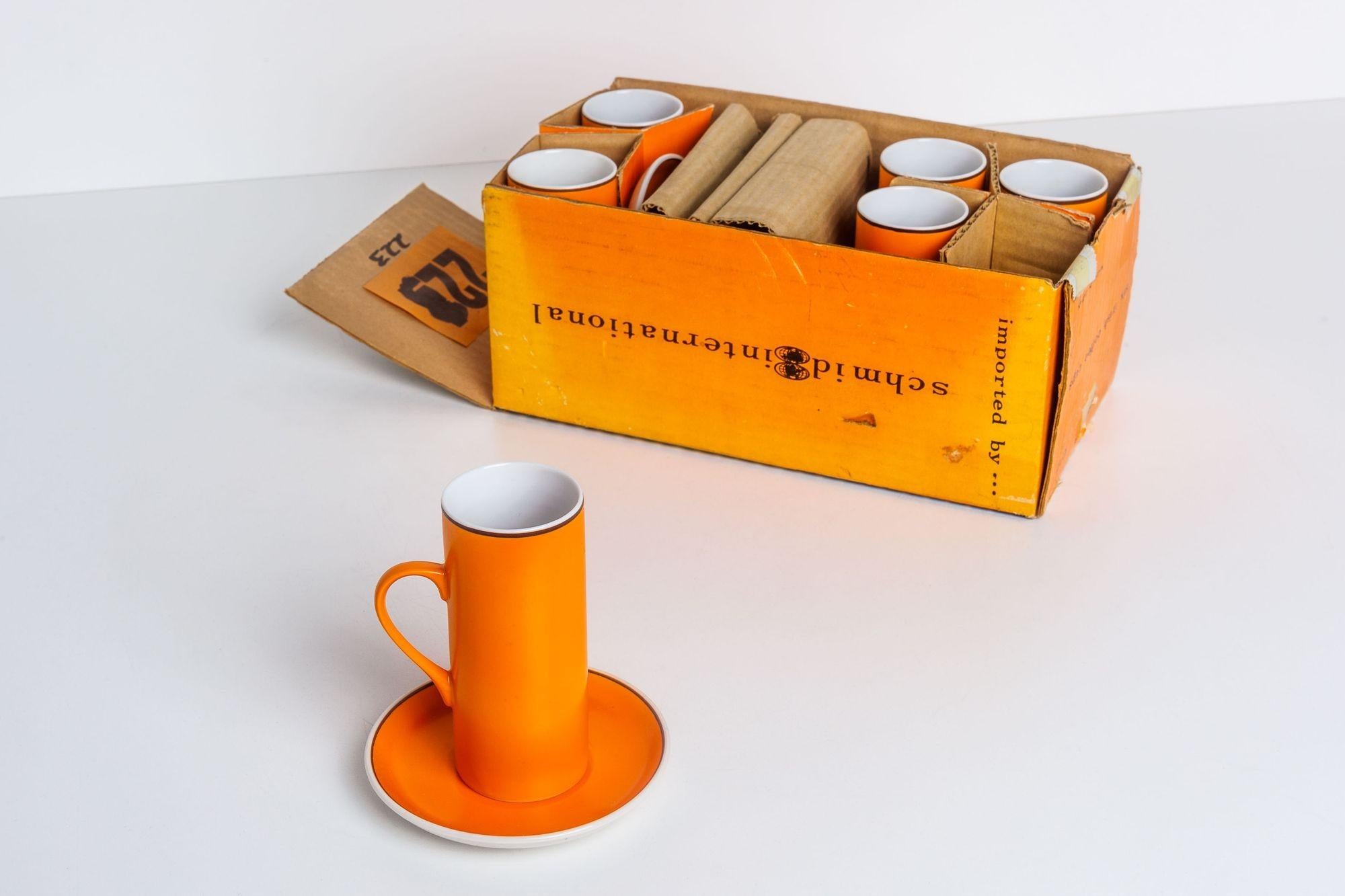 Lagardo Tackett für Schmid - Orangefarbene Mokkatasse und Untertasse im Set (Moderne der Mitte des Jahrhunderts) im Angebot