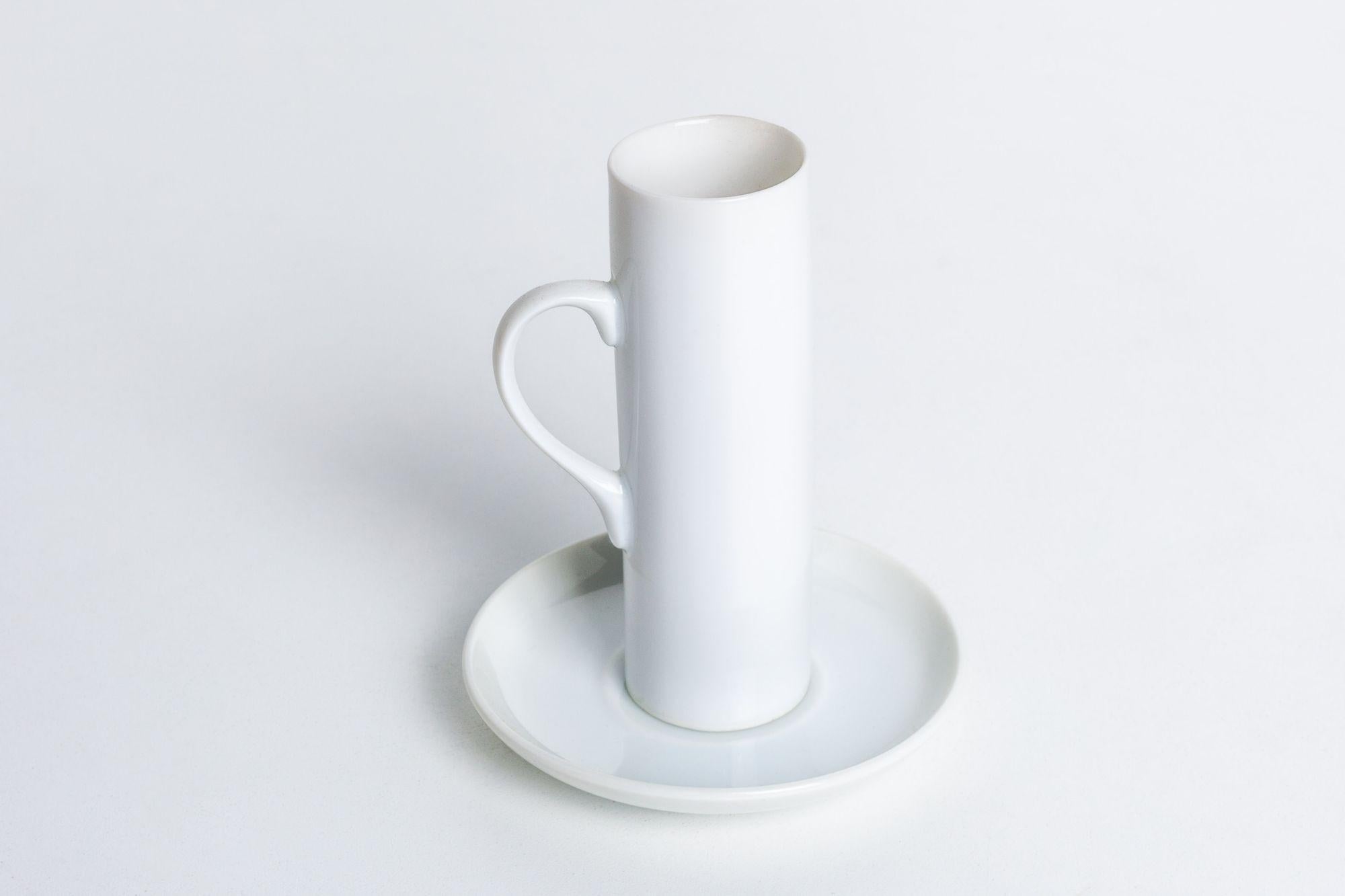 Lagardo Tackett für Schmid - Weißes Demitasse-Tassen- und Untertassen-Set- Weißes Porzellan-Tassen- und Untertassen-Set (24 Stück), 1950er Jahre
Ein seltenes Set aus zwölf weißen Porzellantassen (Espressotassen) mit passenden Untertassen, entworfen