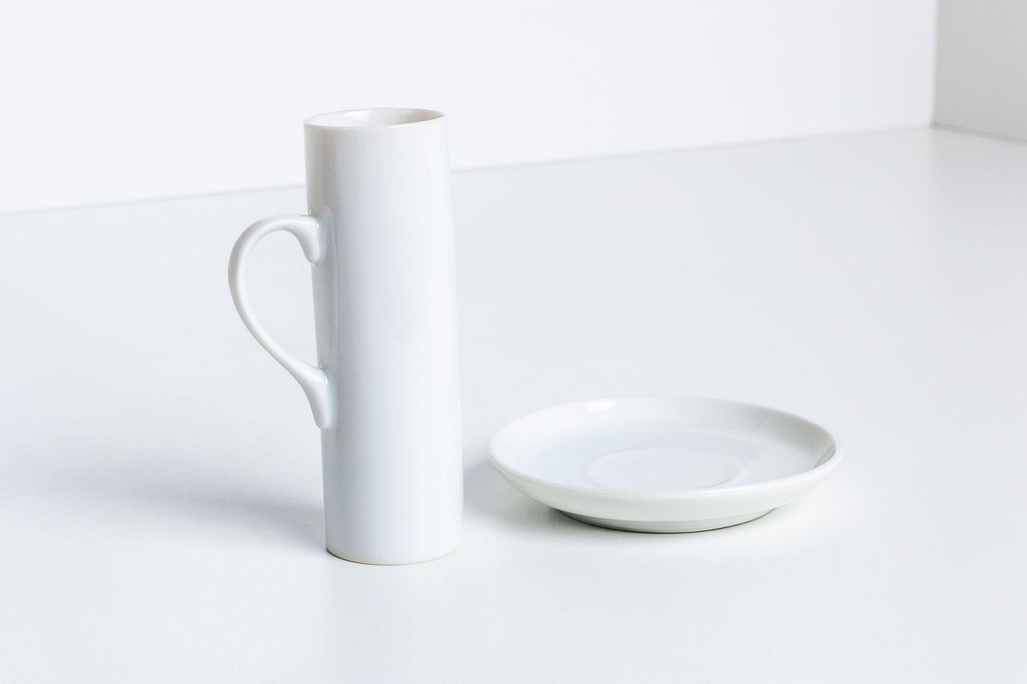 Lagardo Tackett für Schmid - Set aus weißer Mokkatasse und Untertasse (Moderne der Mitte des Jahrhunderts) im Angebot