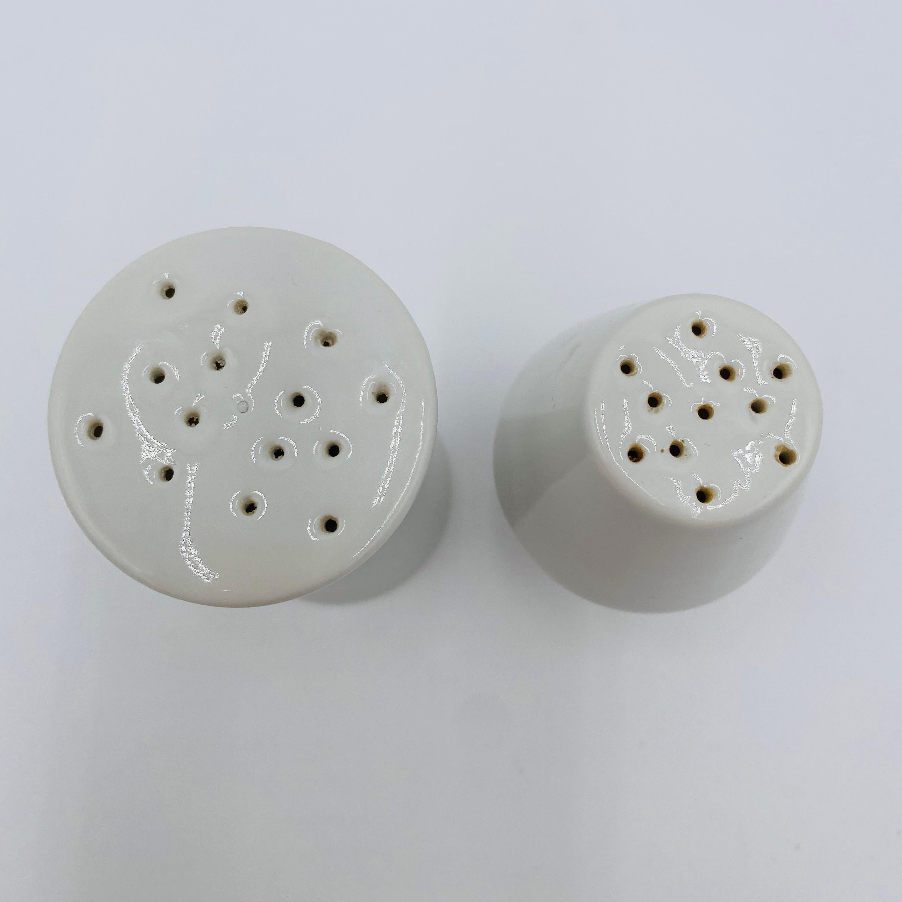 Mid-Century moderno Shakers in porcellana per sale e pepe di Lagardo Tackett in pietra di ferro per Schmid in vendita