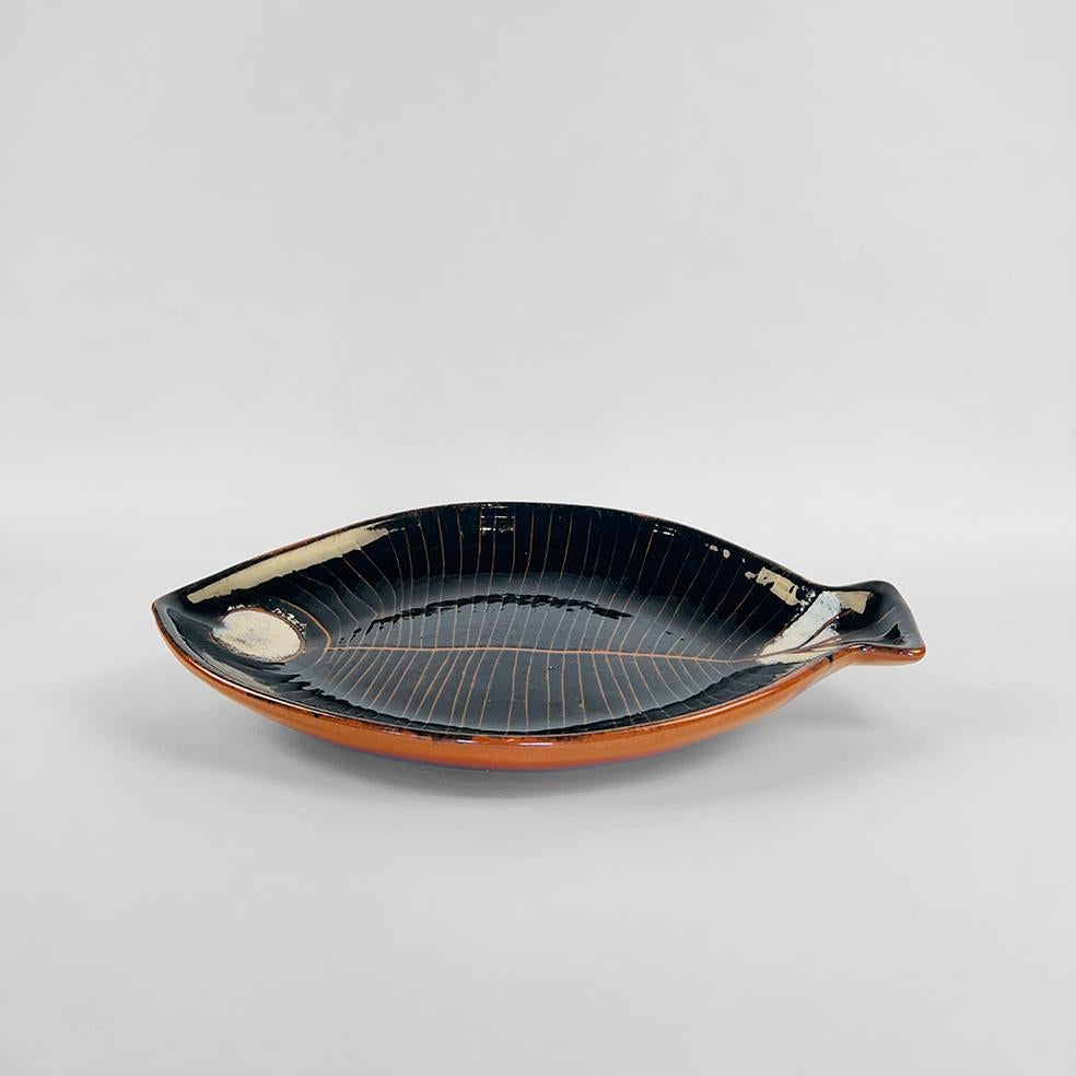 An iconic, beautifully designed, and decorated fish plate/platter by famed Mid Century designers LaGardo Tackett and Kenji Fujita.
LaGardo Tackett was the primary founder of “Architectural Pottery”.
This piece features their very distinctive