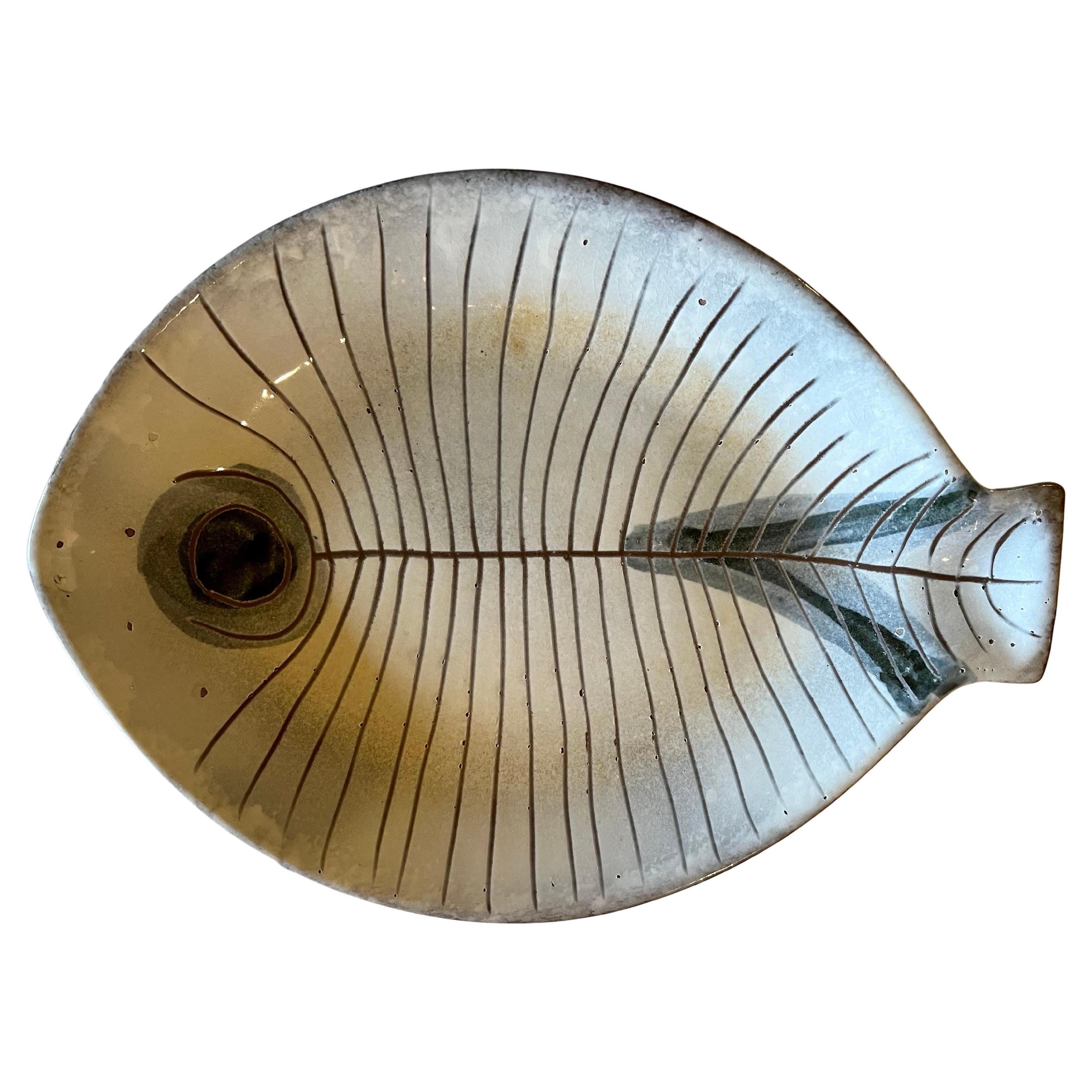 Mid-Century Modern Lagardo Tackett & Kenji Fujita - Assiette à poisson en céramique moderne mi-siècle moderne de Californie en vente