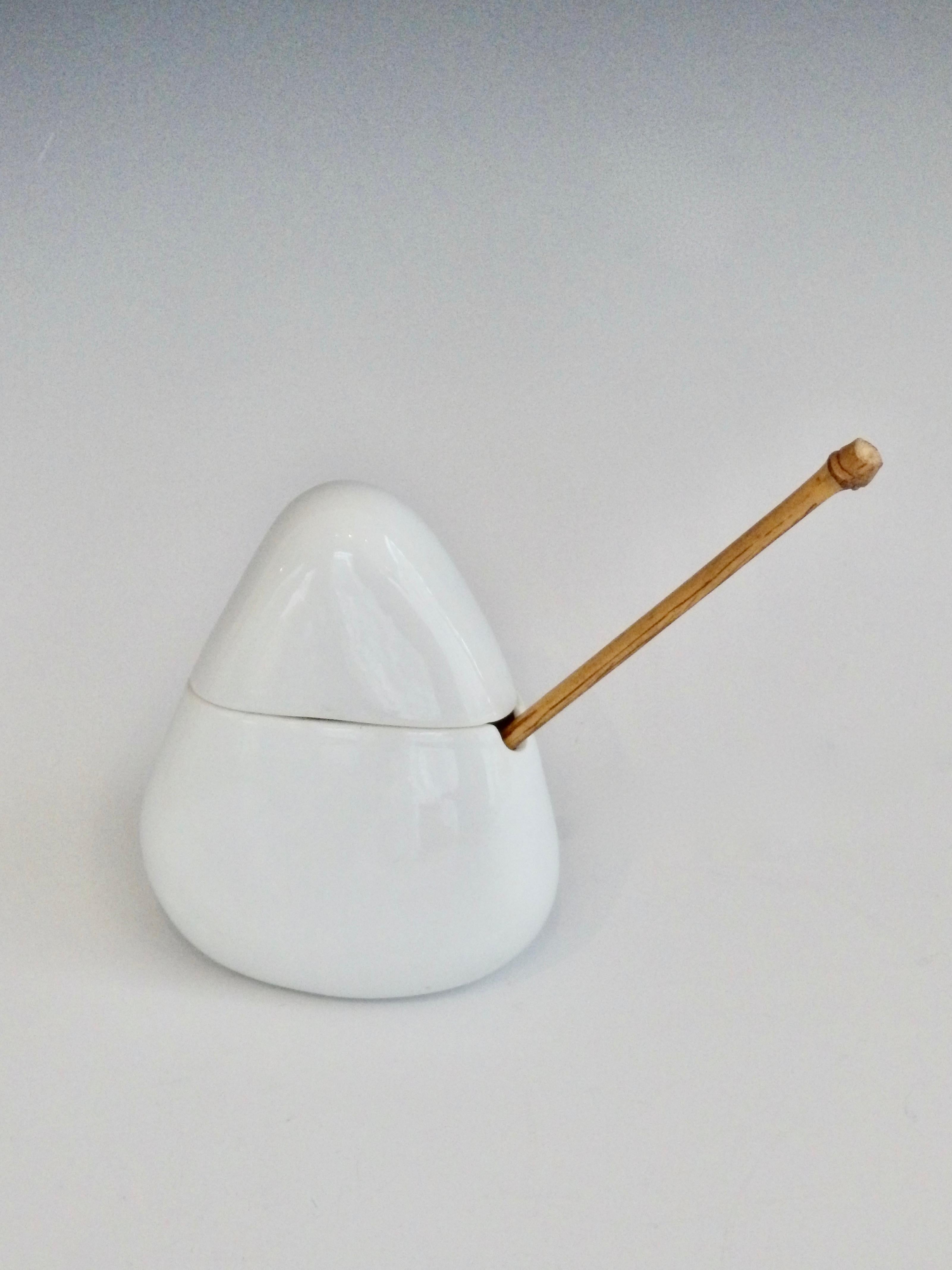 Organic modern white porcelain sugar bowl in biomorphic shape with bamboo handle spoon. Designed by Kenji Fujita proyege afo Lagardo Tackett. Produced by Freeman Lederman. Nice rare complete package. Spoon is 9.75