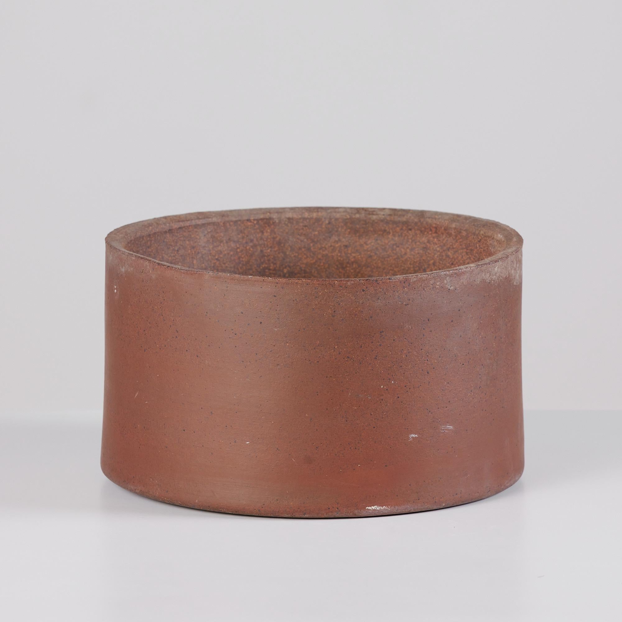 Lagardo Tackett glazed stoneware planter for Architectural Pottery. This low profile cylindrical example has an unglazed interior with a lightly speckled warm neutral glazed exterior.

Dimensions: 12