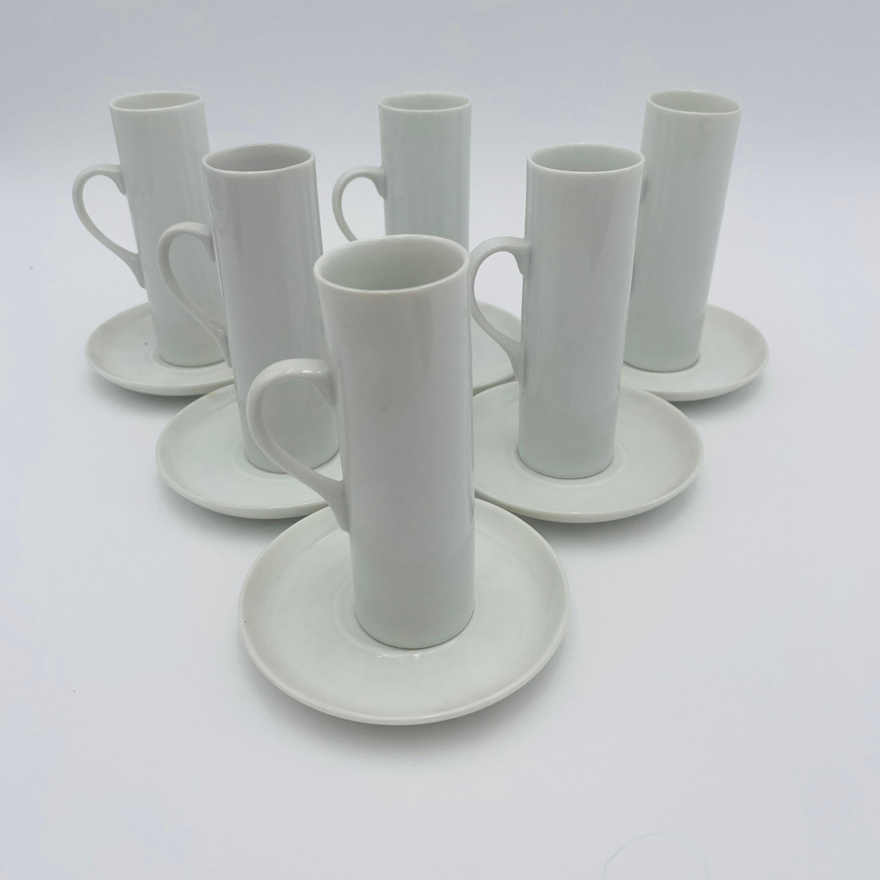 Ce rare ensemble vintage de 6 tasses à espresso et soucoupes a été conçu par LaGardo Tackett dans les années 1950 pour Schmid Porcelain International. Sur le fond de chaque pièce se trouve la marque de porcelaine de Schmid avec la signature de