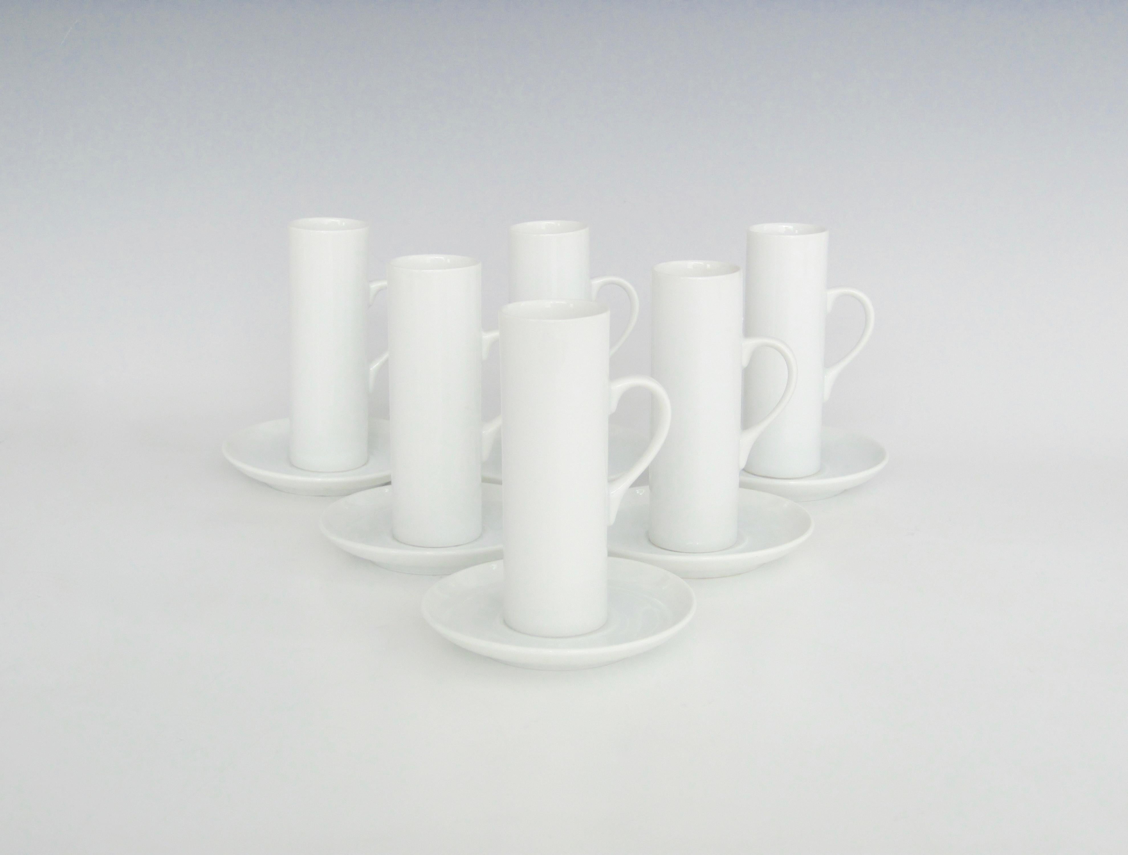 A set of 6 demitasse/espresso cups with saucers in porcelain. Designed by Lagardo Tackett for Schmid in the 1960s. An elegant design with the original box.
Cups 4