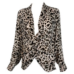 L'AGENCE Blusa de seda con estampado de leopardo y escote en V retorcido XS