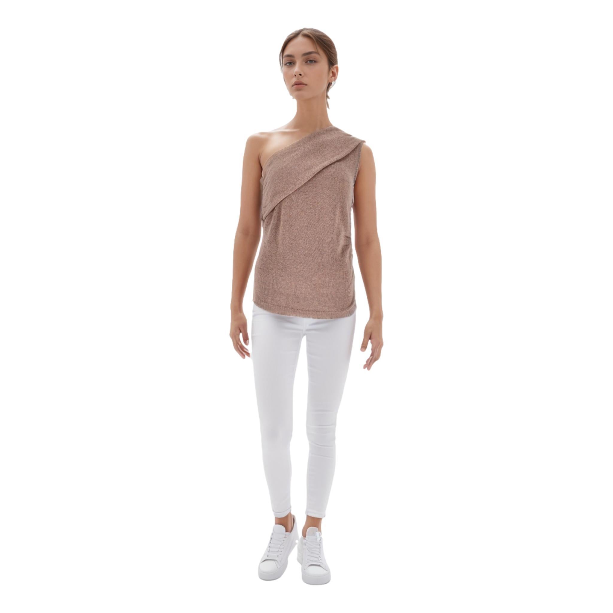 Brand New - Top monospalla in misto lana L'Agence

Top beige 'Kieran' monospalla e senza maniche con scollo a pieghe.

Taglia - XS

Condizione - Nuovo di zecca, con etichette

Composizione - 50% acrilico, 30% nylon, 20% lana