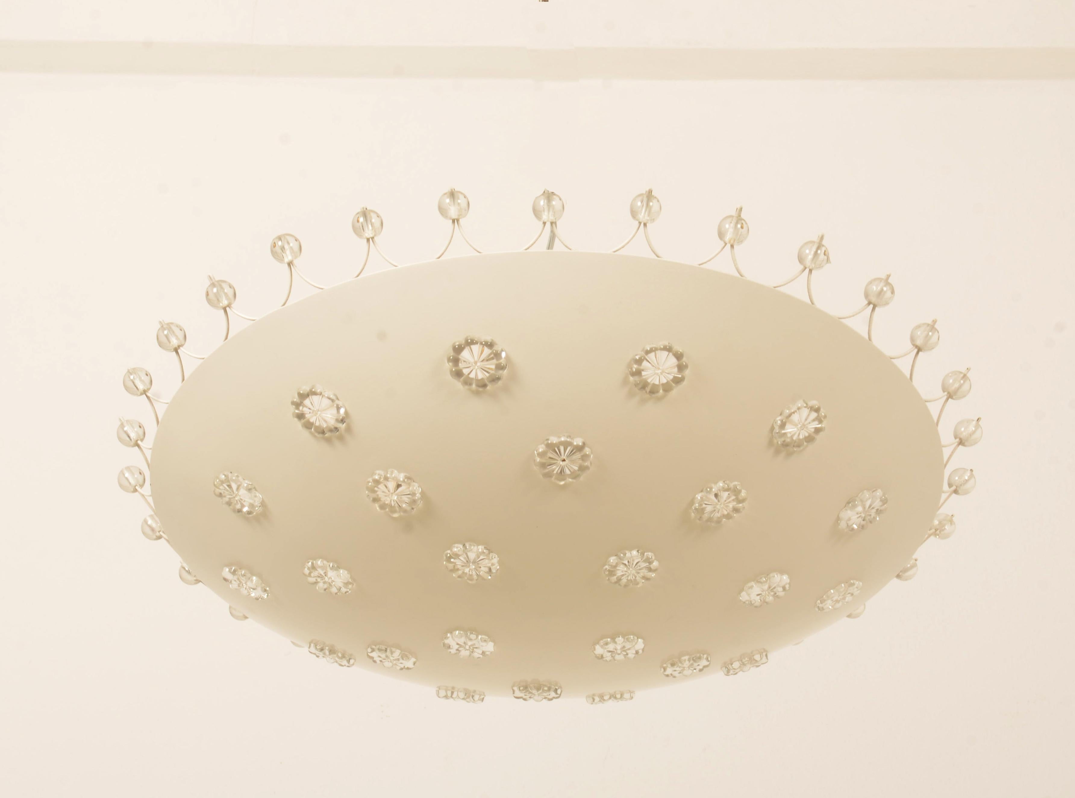 Acero lacado con flores de cristal y perlas. Diseñado en la década de 1950 en Viena por Emil Stejnar para Rupert Nikoll. Equipado con cuatro enchufes E27 de hasta 100 W.
Bajo pedido varilla más corta o más larga.