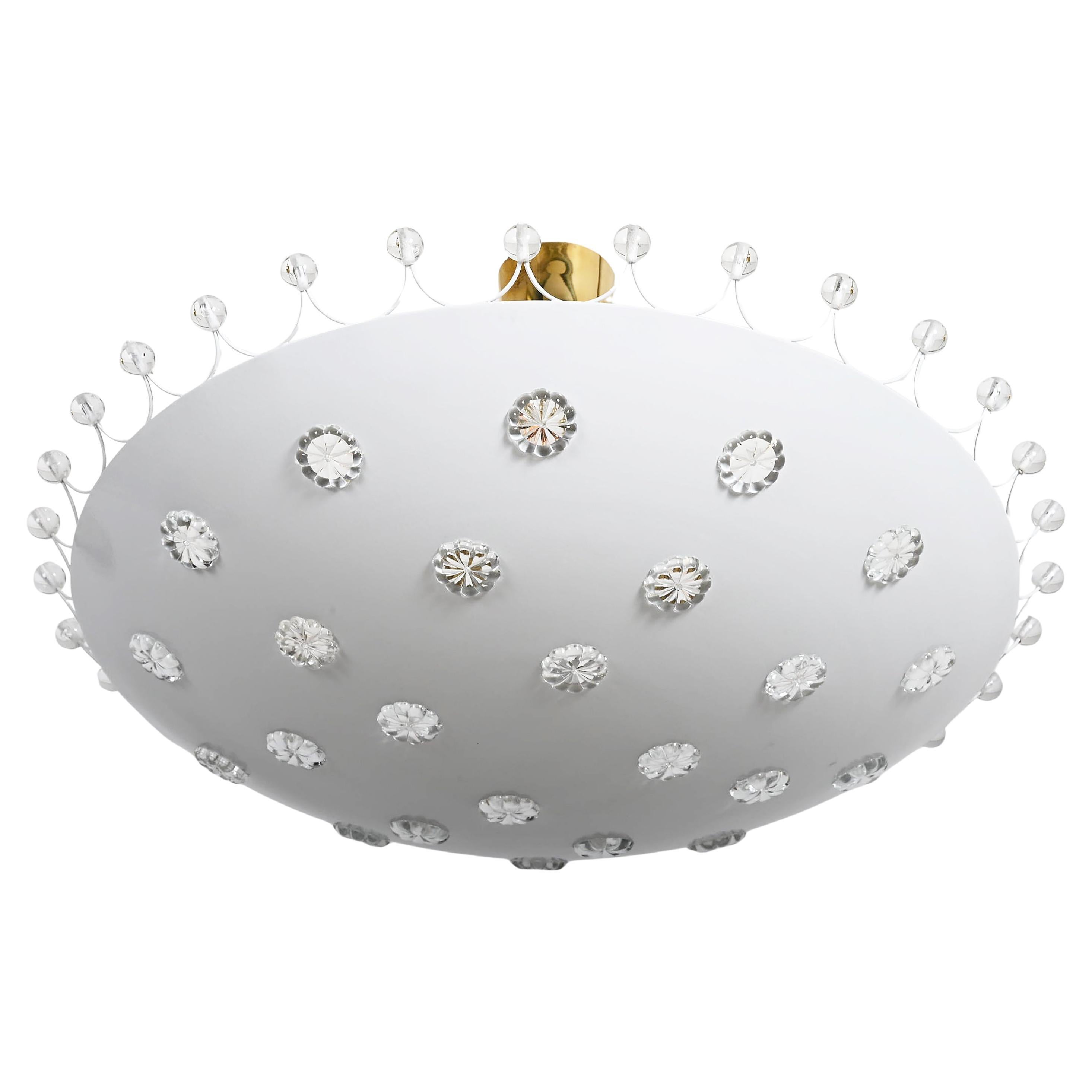 Rara lampada a sospensione, in acciaio laccato con fiori di vetro e perle. Progettata negli anni '50 a Vienna da Emil Stejnar per Rupert Nikoll. Dotato di quattro prese E27 fino a 100W.
Su richiesta asta più corta o più lunga. Completamente