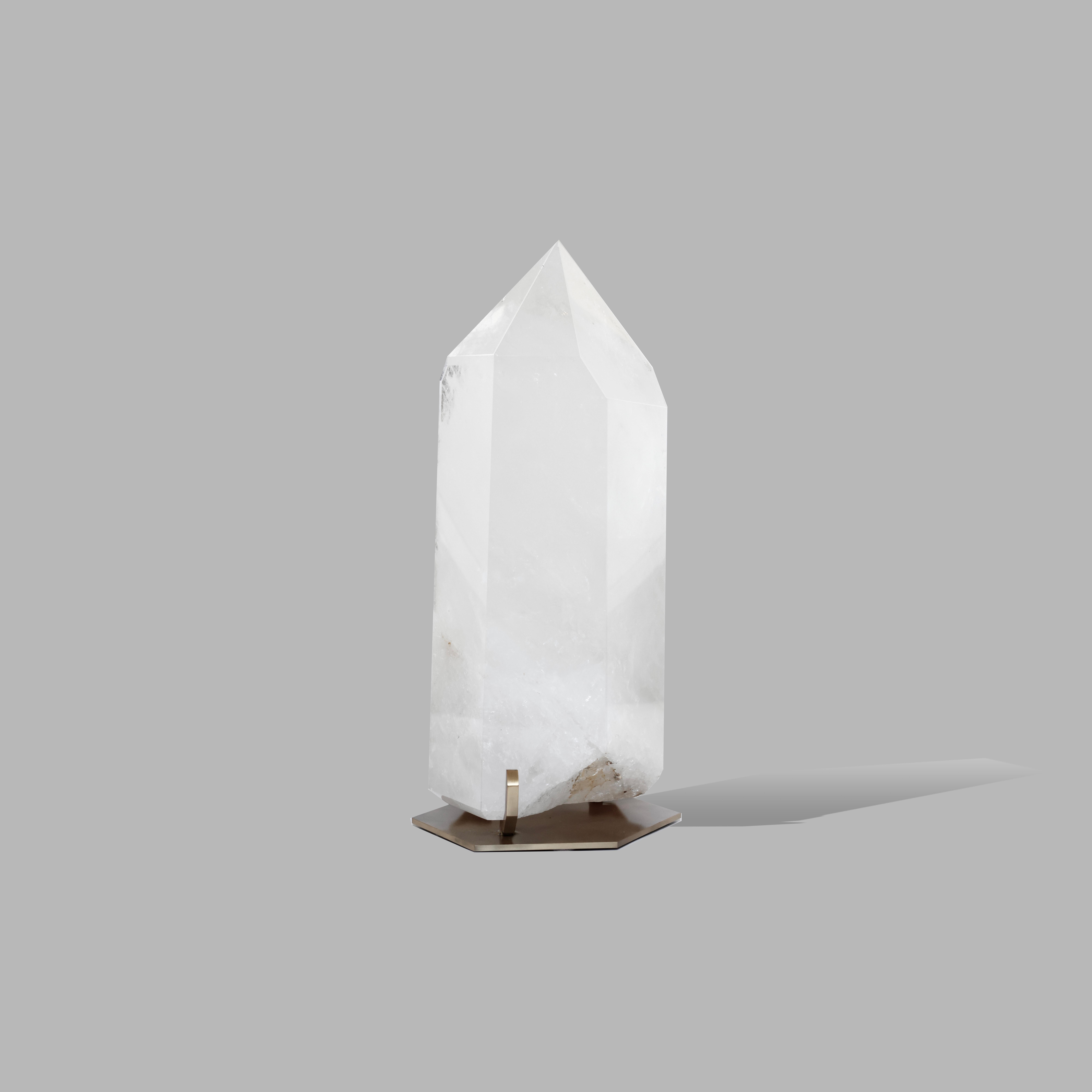 Grand obélisque en cristal de roche avec support en laiton antique par Phoenix (7