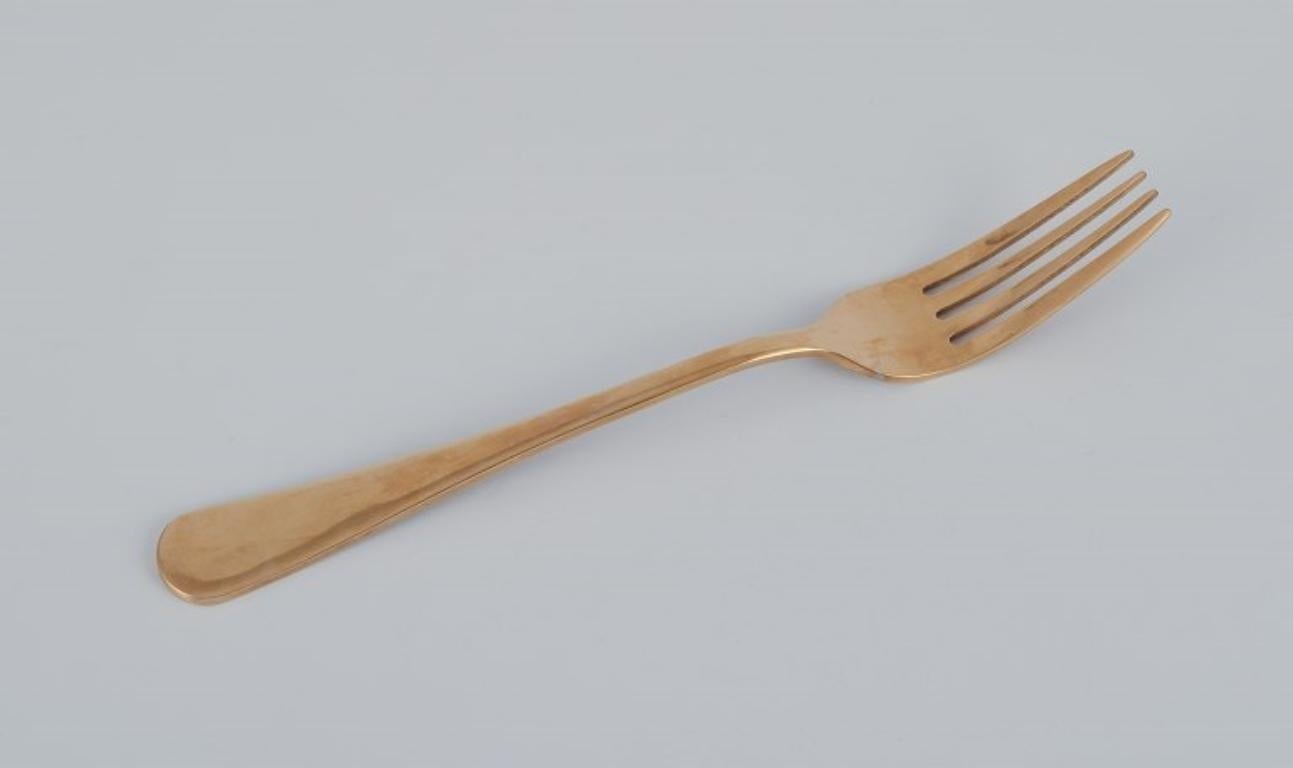 Lagerhaus, Suecia. Vajilla de latón cepillado para cuatro personas.
Consta de cuatro cuchillos de mesa, cuatro tenedores de mesa, cuatro cucharillas y cuatro cucharas de café.
Diseño sueco.
De los años 2000.
En perfecto estado.
Cuchillo: 21,5