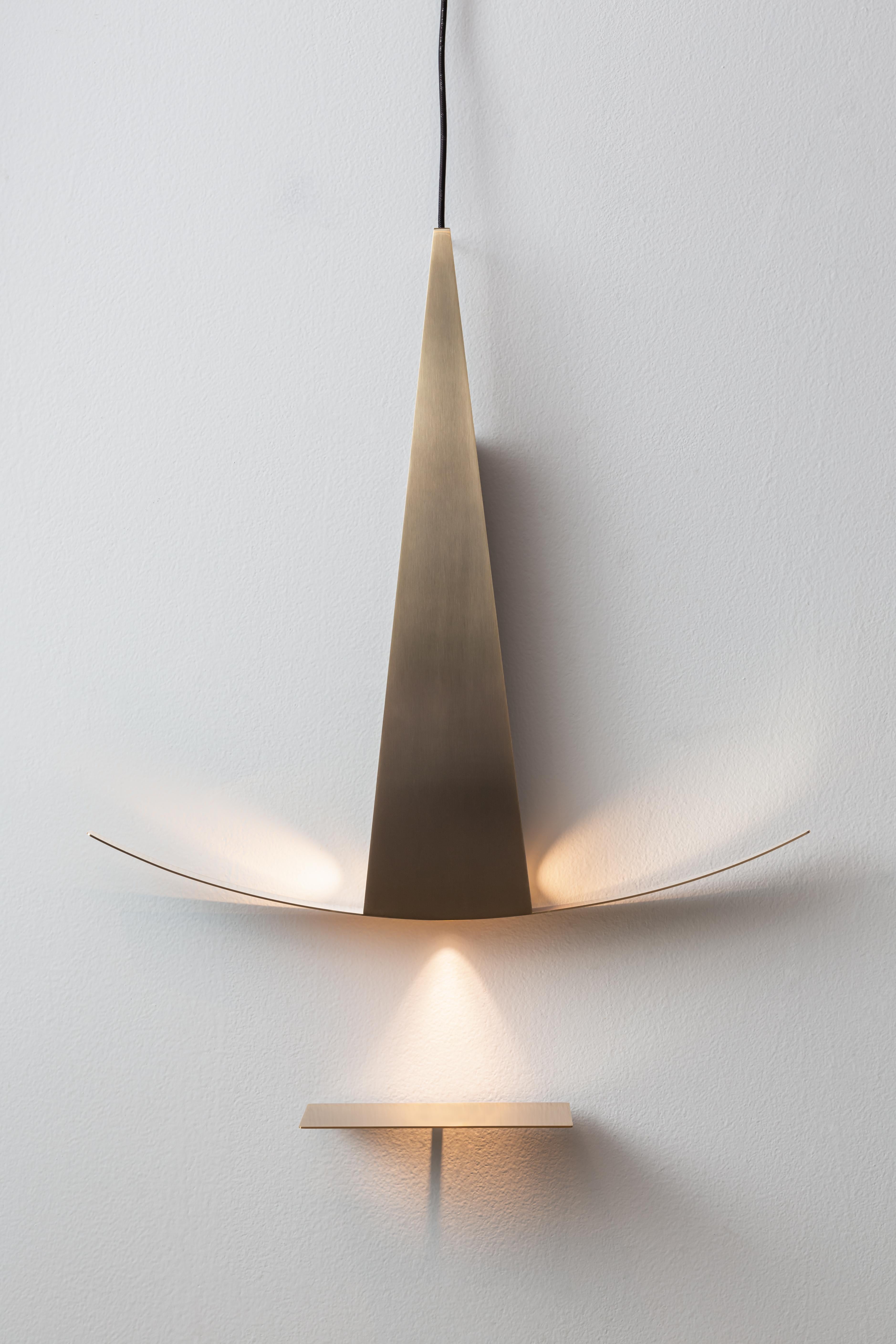 Lampada a sospensione Laghee Vela di Luce Tu
Edizione limitata di 100 pezzi.
Dimensioni: P 5,6 x L 67,3 x H 177 cm.
Materiali: Ottone.

Tutte le nostre lampade possono essere cablate a seconda del Paese. Se viene venduto negli Stati Uniti, sarà