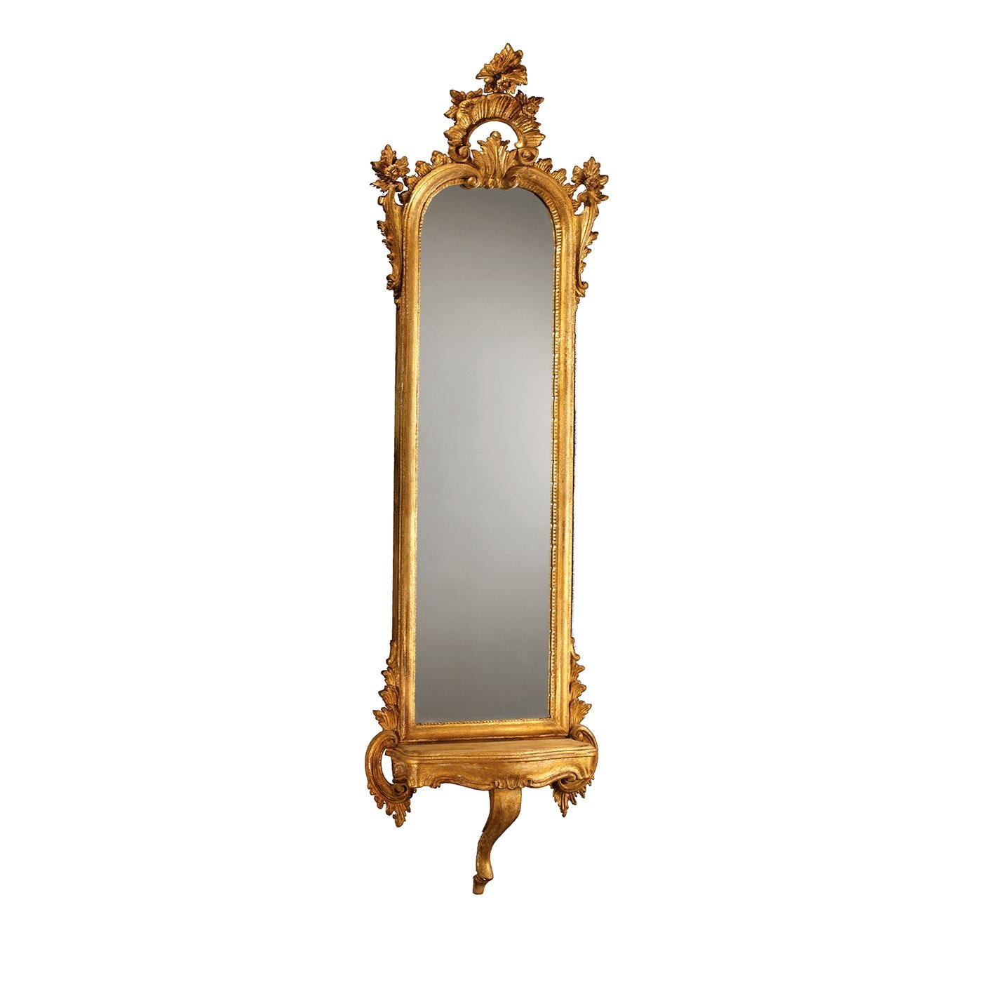 Un'opera d'arte maestosa realizzata a mano in legno massiccio, intagliata meticolosamente da mani esperte e rifinita con foglia d'oro anticato, questo stupendo specchio aggiungerà un accento unico e sontuoso a una parete vuota di una casa moderna o