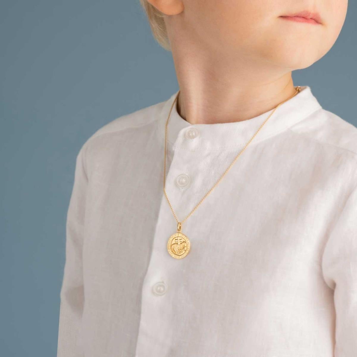 Das Medaillon aus 18 Karat Gold, das wir anbieten, ist ein wahres spirituelles Symbol. Es zeigt eine detaillierte Skizze des Schlusssteins der Abtei von Cluny, begleitet von einem kleinen Lamm. Dieses Lamm steht für die Zerbrechlichkeit des Seins,