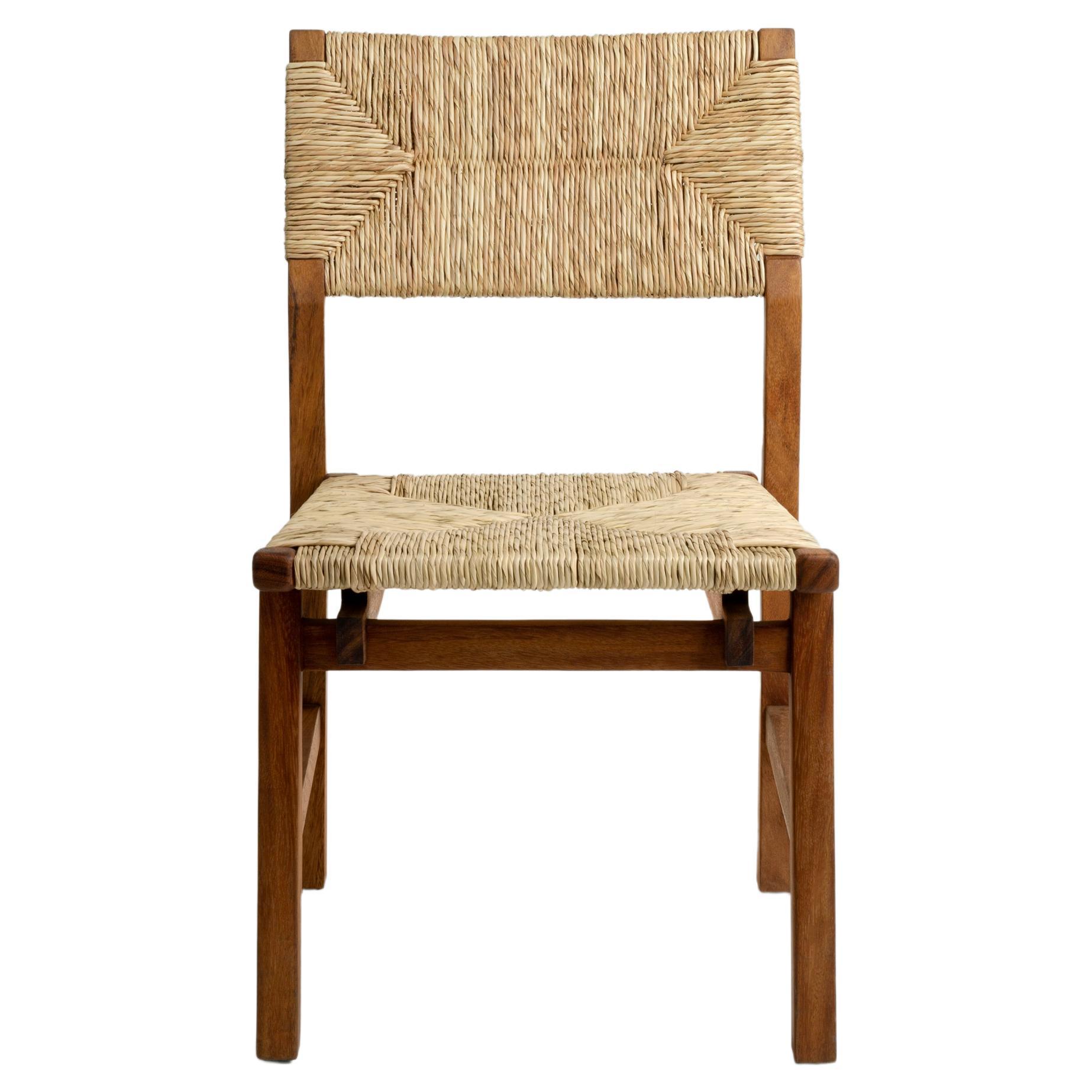 Chaise de salle à manger moderne personnalisable Lago, bois massif, fibre naturelle fabriquée à la main en vente