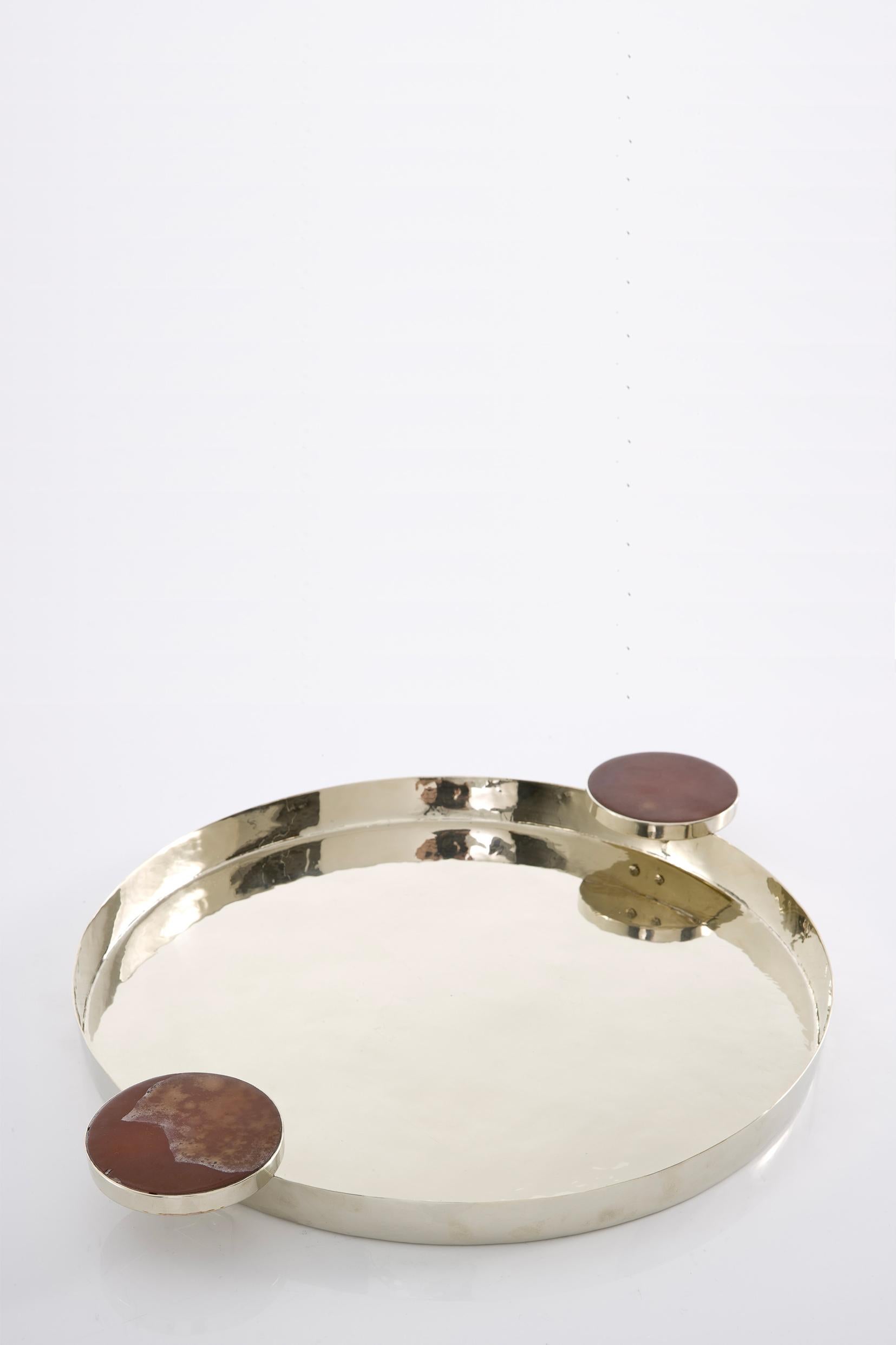La colección LAGO de formas circulares en bandejas y copas de champán, realizada con una combinación de materiales como plata de alpaca y ónice, negro, marrón y crema.

Nuestras piezas están hechas a mano. Único en su especie.
El ónice natural puede
