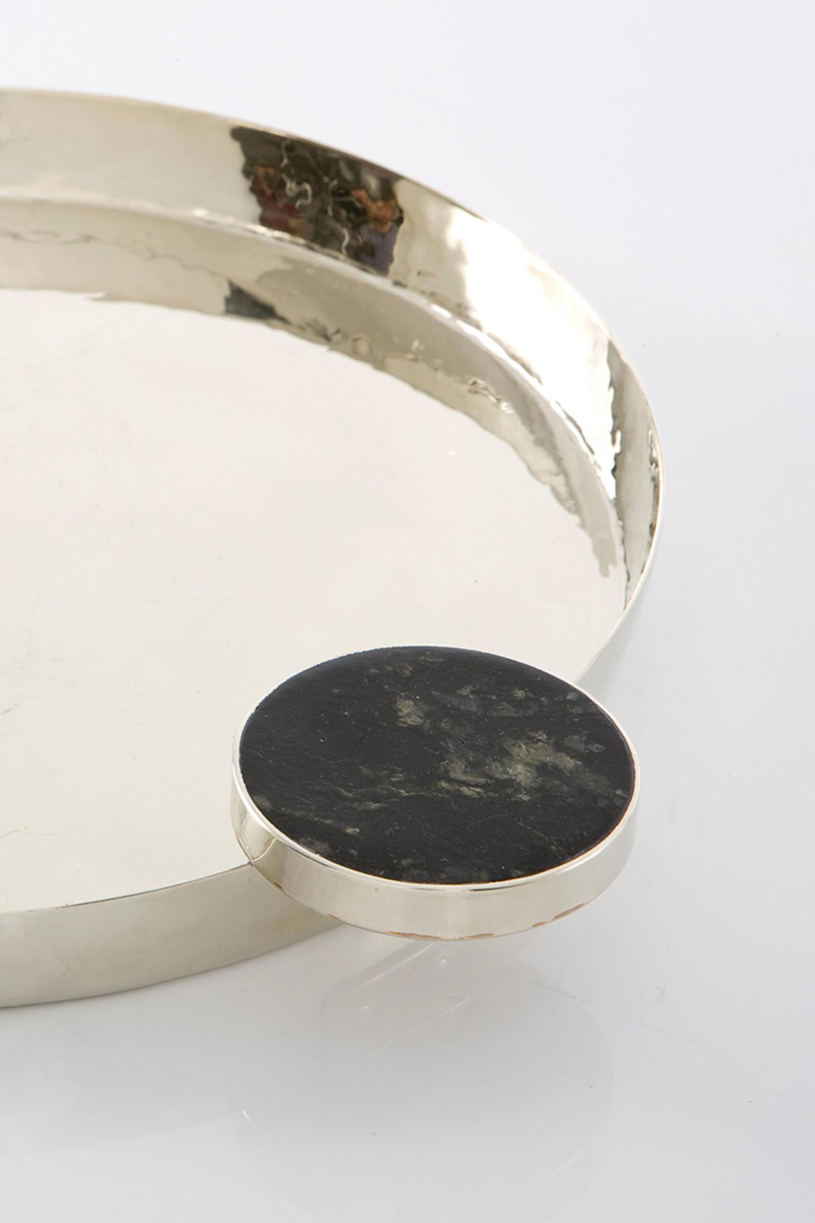 The LAGO collection of circular shapes on trays and champagne glasses, made with a combination of materials such as alpaca silver and onyx, black, brown and cream.

Our pieces are made by hand. One of a kind.
Natural onyx may vary in color.