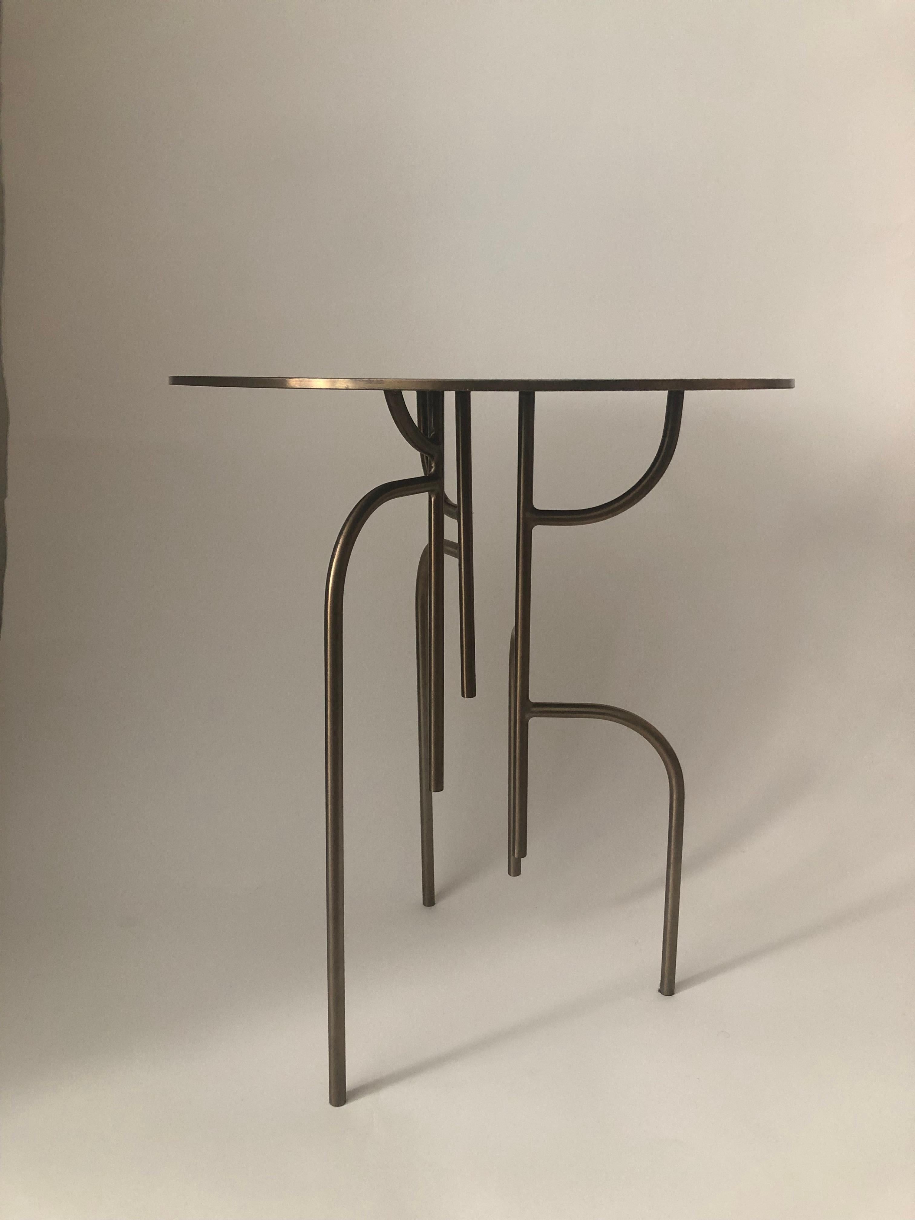 Huilé Table d'appoint ronde Lagoas « Old Gold » finition « Small » de Filipe Ramos en vente