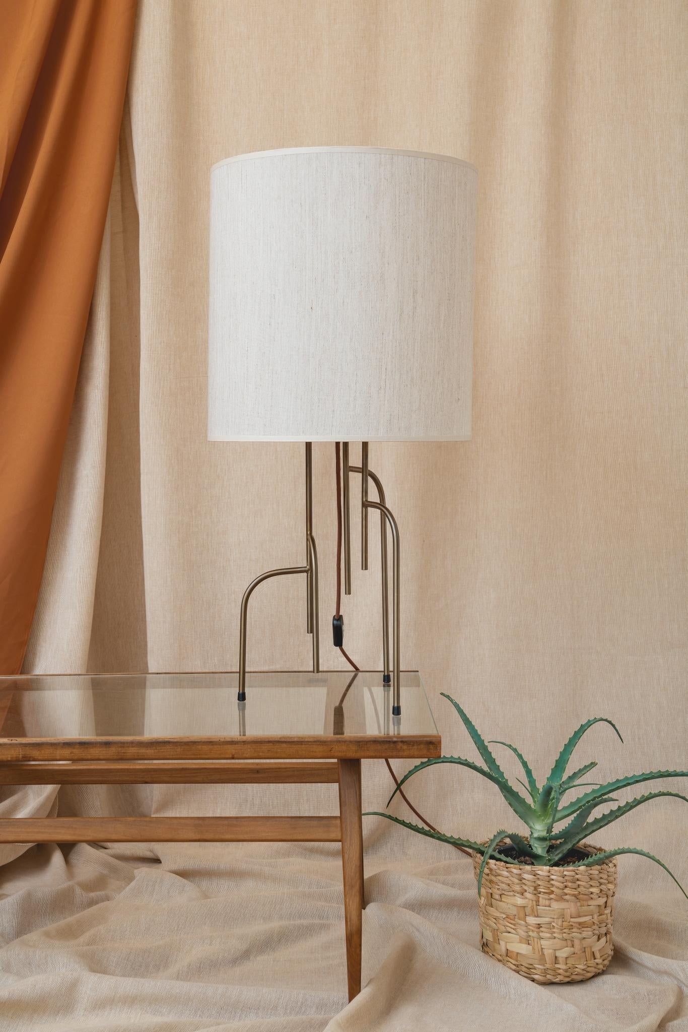 Les tables et lampes Lagoas s'inspirent de la Nature, c'est une allusion aux palétuviers et à la façon dont elle s'enfonce dans l'eau. La conception des jambes joue avec les sens de l'observateur en déformant la perspective et le sens de la