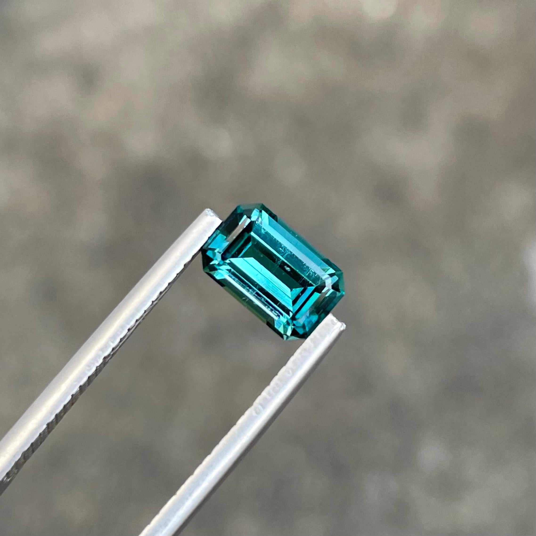 Taille émeraude Tourmaline bleu lagon non sertie de 1,60 carat, pierre précieuse naturelle afghane taille émeraude en vente