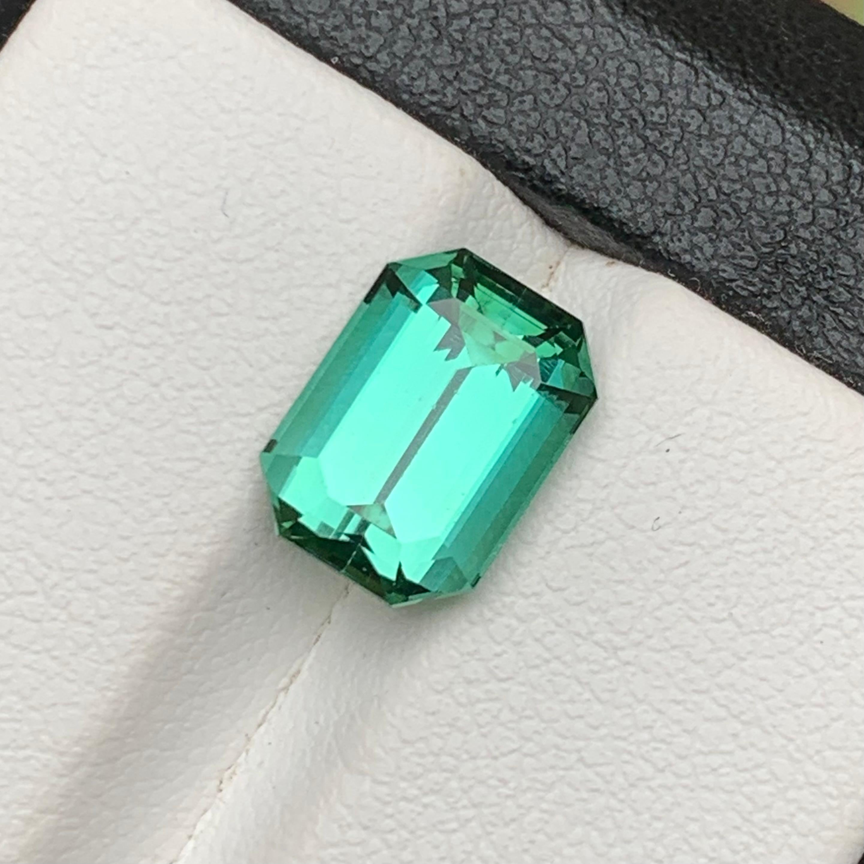 Tourmaline Naturelle Vert Bleu Lagoon pour bague, collier, pendentif, bracelet ou tout autre bijou - taille émeraude de Kunar, Afghanistan !

💎 TYPE DE PIERRE PRÉCIEUSE : Tourmaline
⚖️ POIDS : 4.05 Carats
🪚 SHAPE & CUT : Taille émeraude
📏 TAILLE