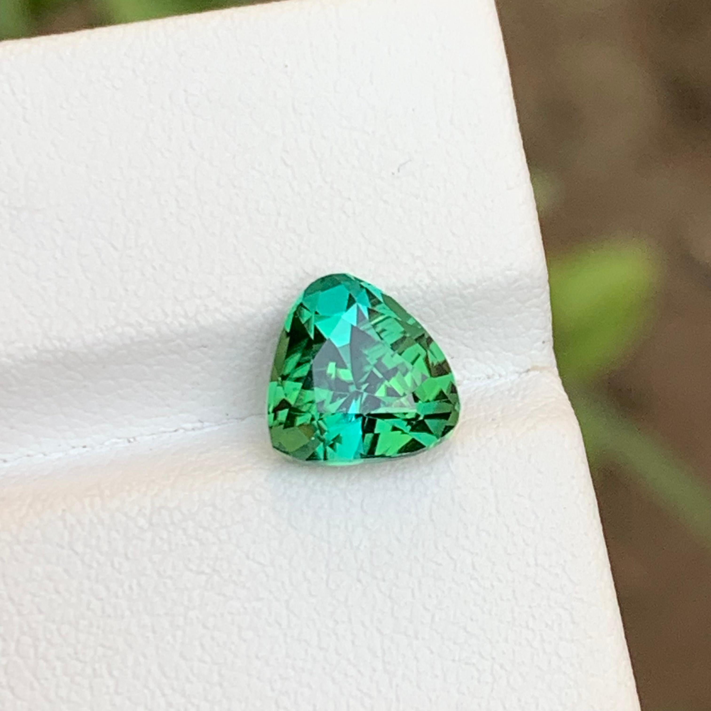 Gemma di tormalina naturale verde laguna 2,70 ct taglio trilione per collana, anello in vendita 4
