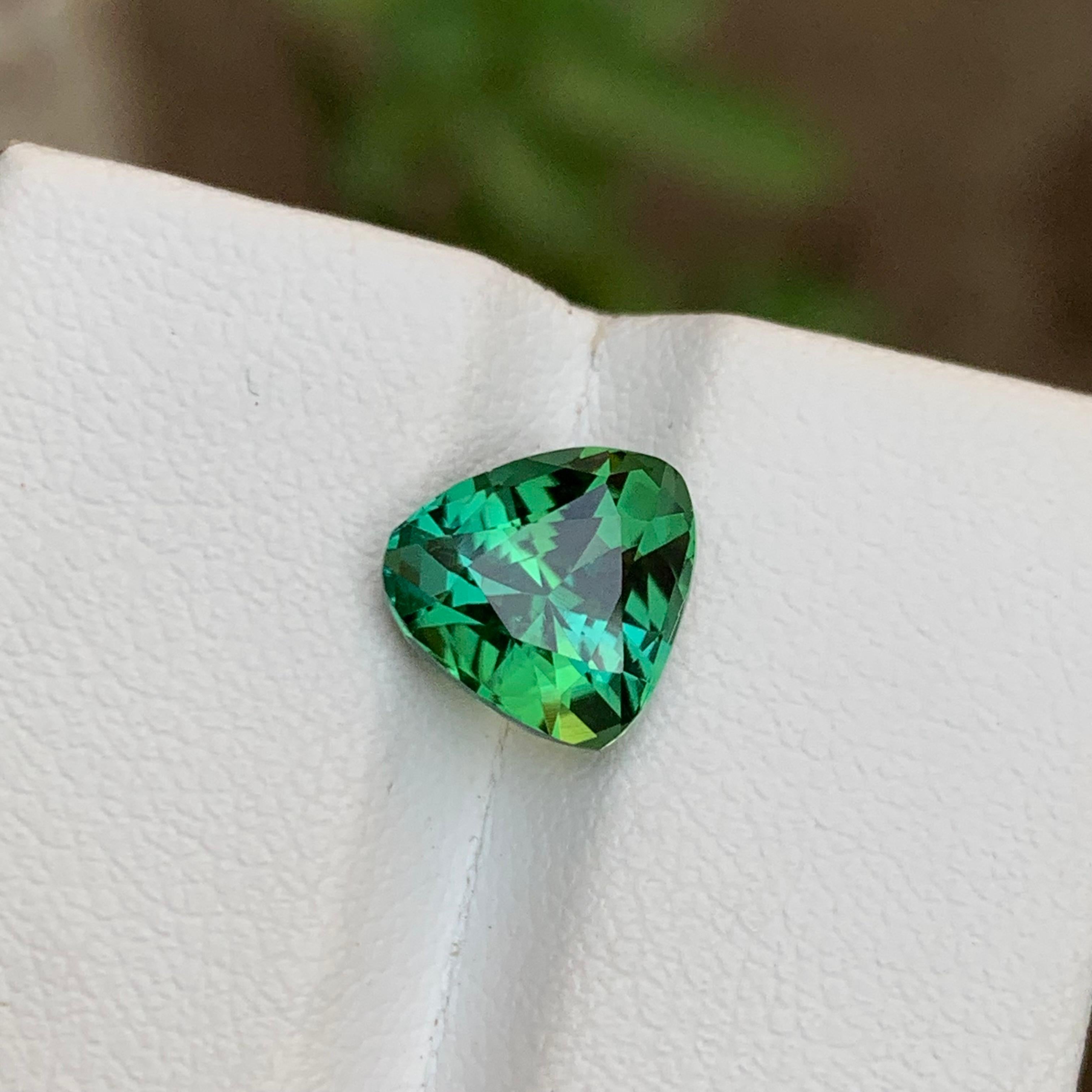 Gemma di tormalina naturale verde laguna 2,70 ct taglio trilione per collana, anello in vendita 5