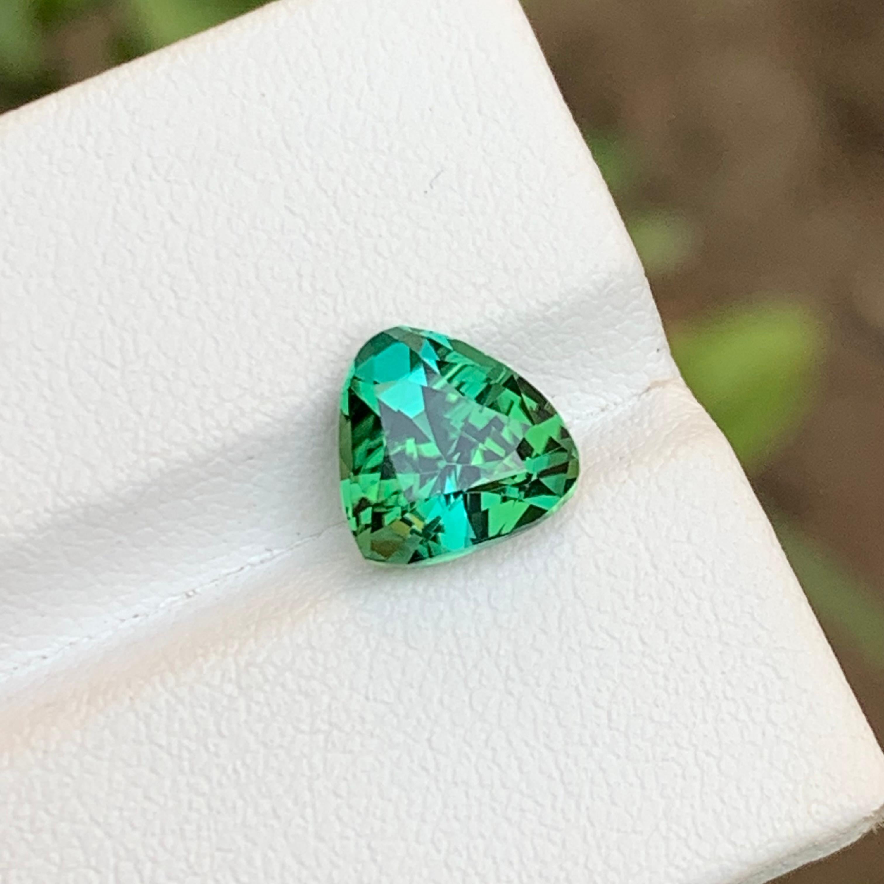 Gemma di tormalina naturale verde laguna 2,70 ct taglio trilione per collana, anello in vendita 6