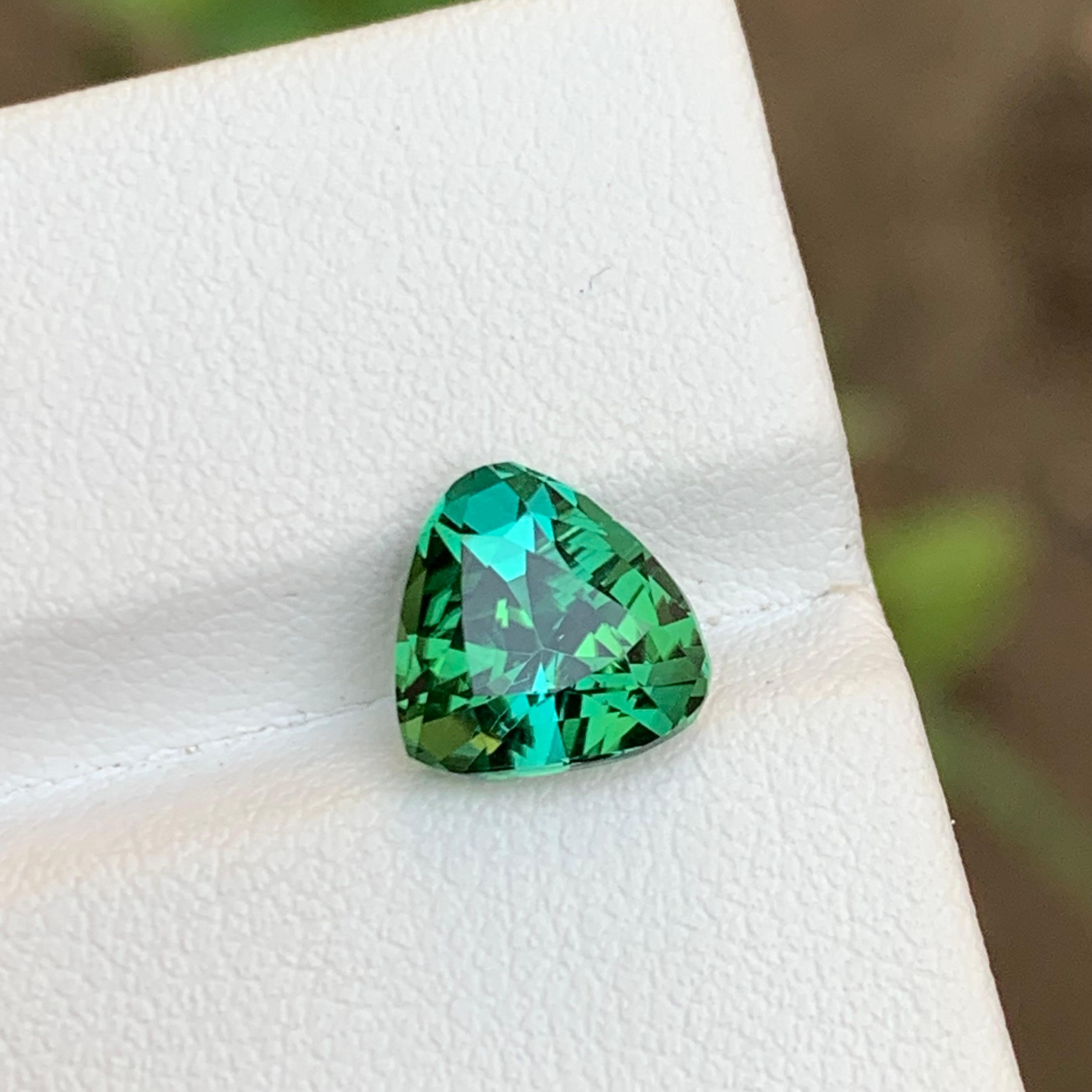 Gemma di tormalina naturale verde laguna 2,70 ct taglio trilione per collana, anello in vendita 7