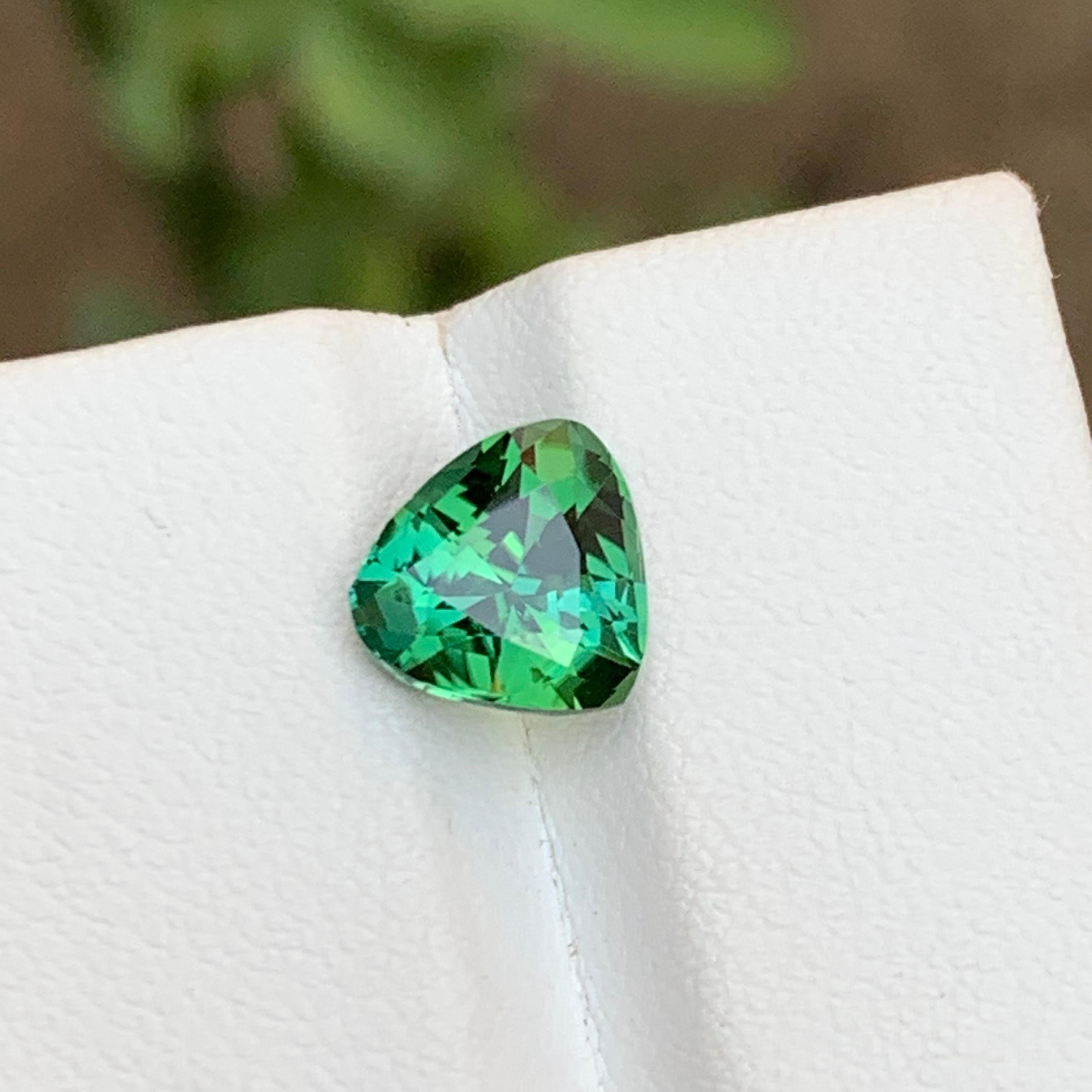 TIPO DI GEMMA: Tormalina naturale 
PEZZI: 1
PESO: 2,70 Carati
FORMA: Trilione
DIMENSIONI (MM): 8,41 x 9,10 x 6,20
COLORE: Greene & Greene
CHIAREZZA: questa pietra preziosa vanta una limpidezza senza difetti, il che significa che è priva di