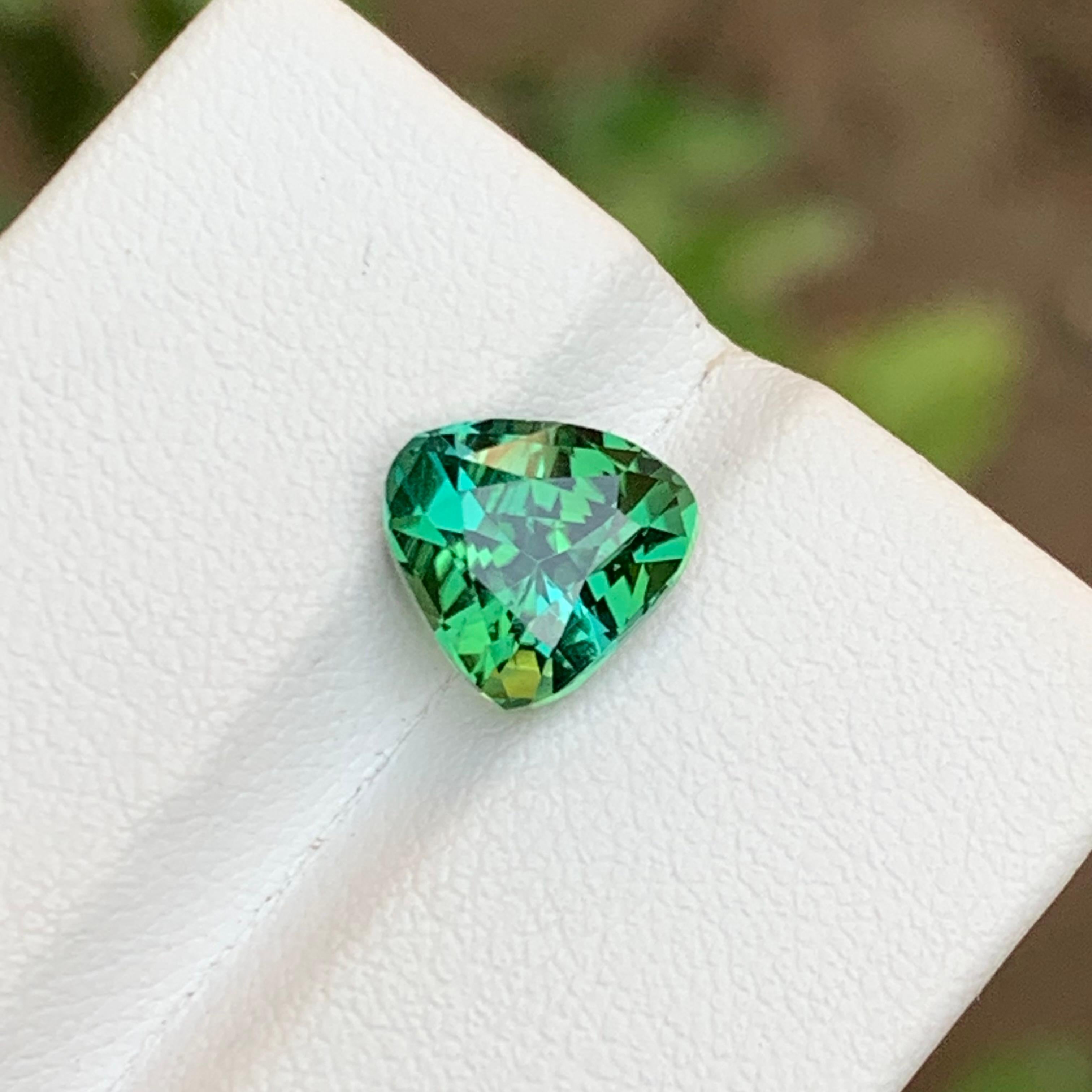 Contemporaneo Gemma di tormalina naturale verde laguna 2,70 ct taglio trilione per collana, anello in vendita