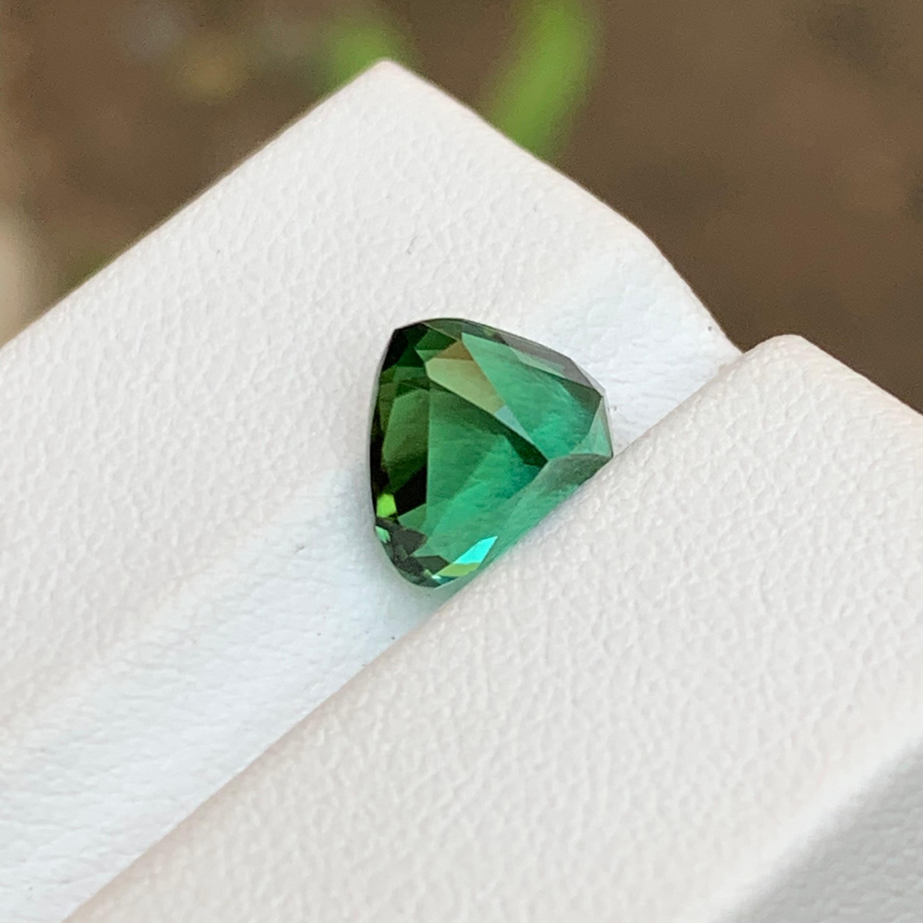 Taglio trillion Gemma di tormalina naturale verde laguna 2,70 ct taglio trilione per collana, anello in vendita