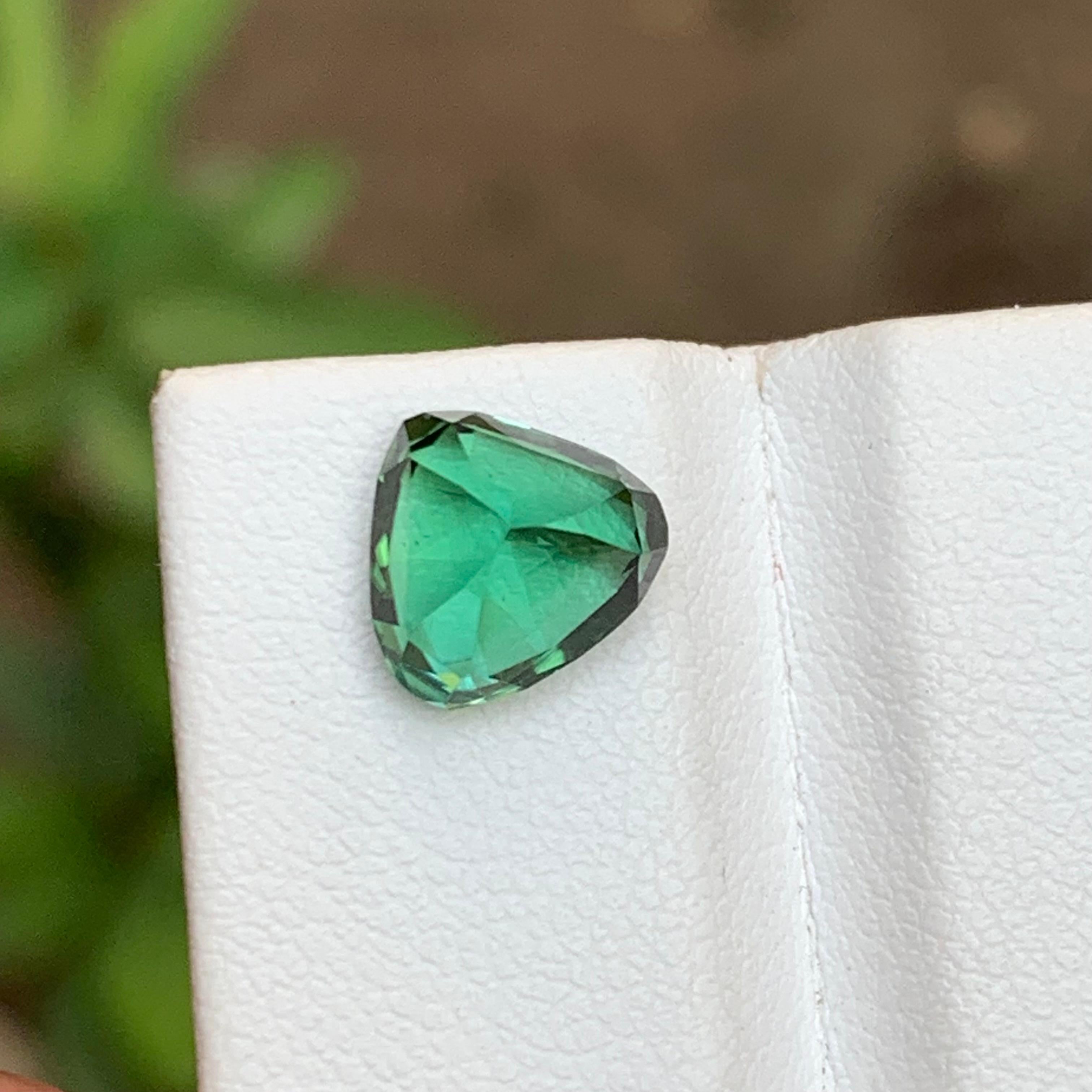 Gemma di tormalina naturale verde laguna 2,70 ct taglio trilione per collana, anello In condizioni Nuovo in vendita a Peshawar, PK
