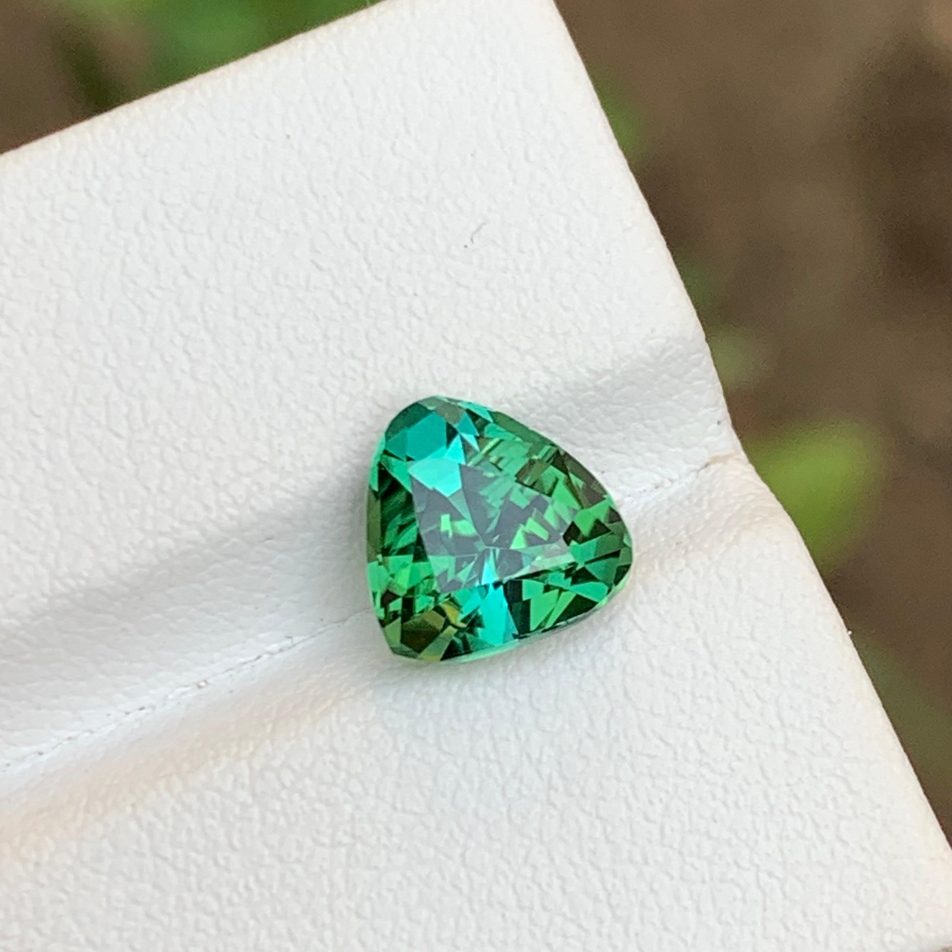 Gemma di tormalina naturale verde laguna 2,70 ct taglio trilione per collana, anello in vendita 1