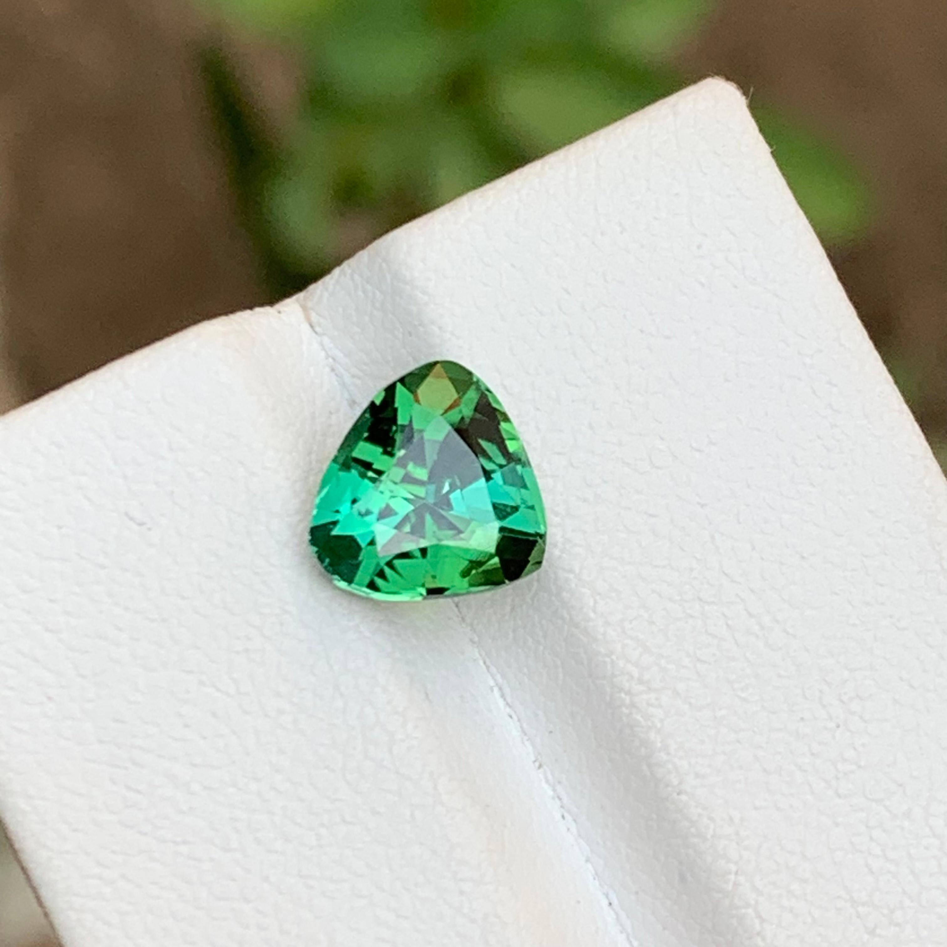 Gemma di tormalina naturale verde laguna 2,70 ct taglio trilione per collana, anello in vendita 2