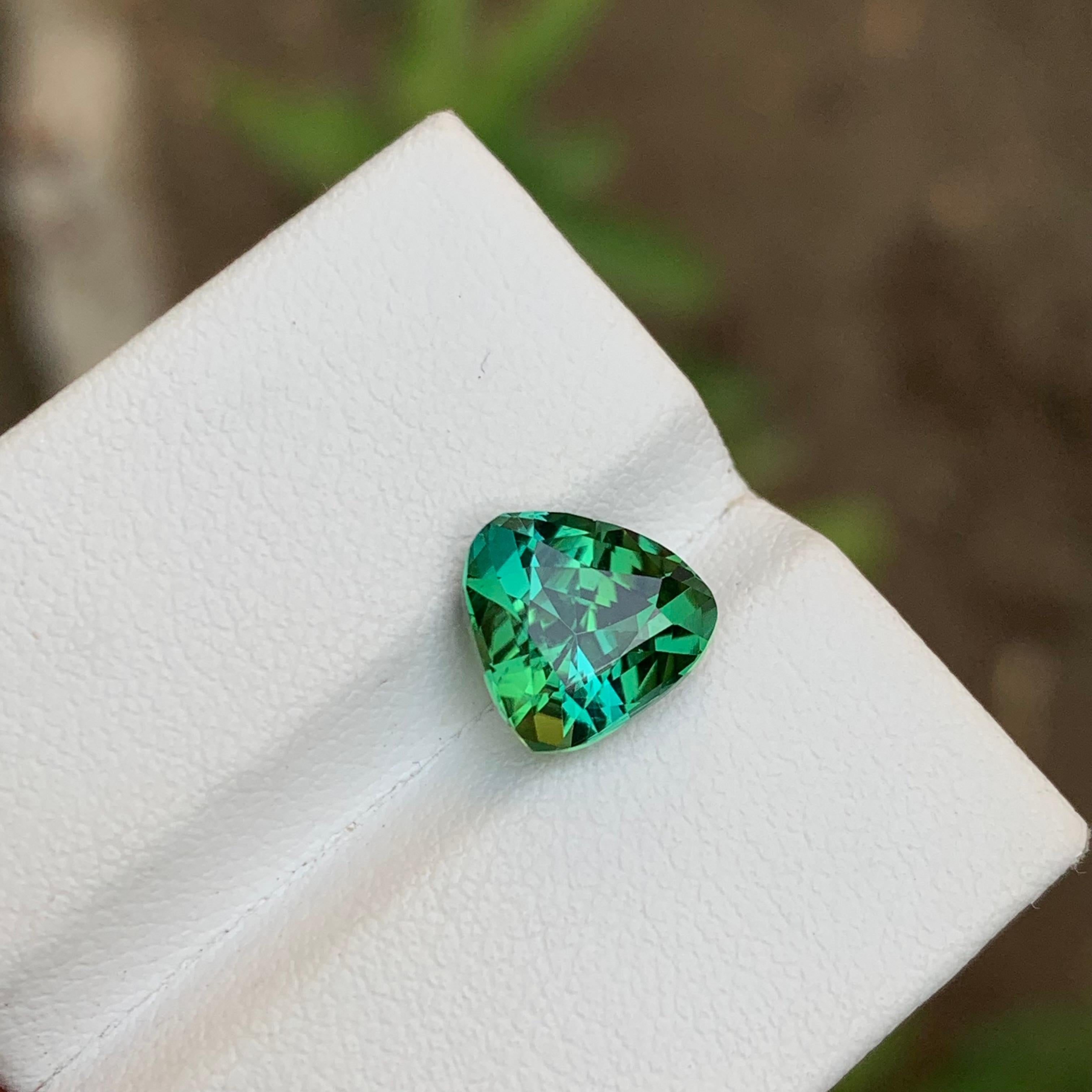 Gemma di tormalina naturale verde laguna 2,70 ct taglio trilione per collana, anello in vendita 3