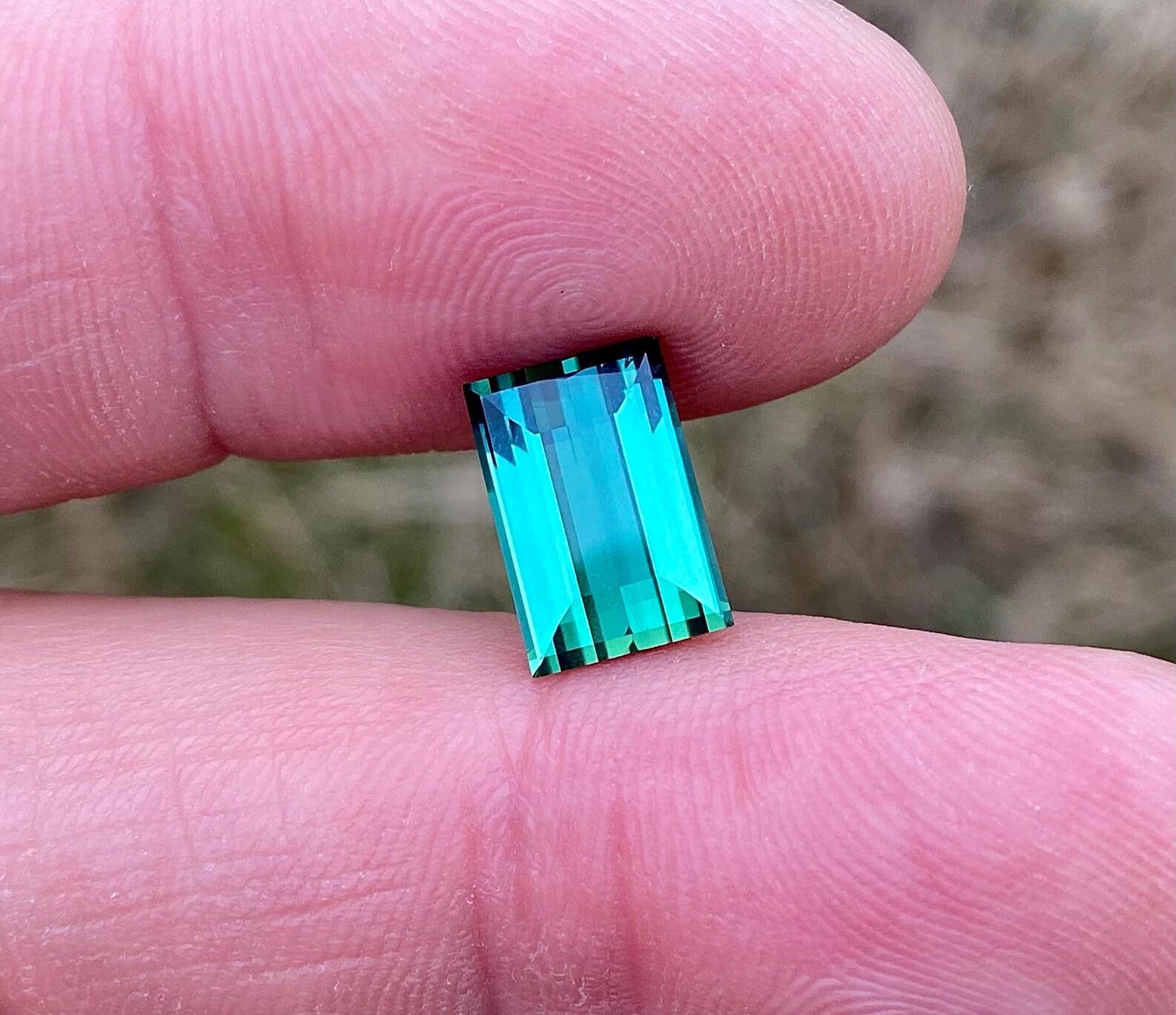 Women's or Men's Lagoon Tourmaline 3.97 Ct., natural loose Gemstone, Rectangle cut, Origin Congo For Sale