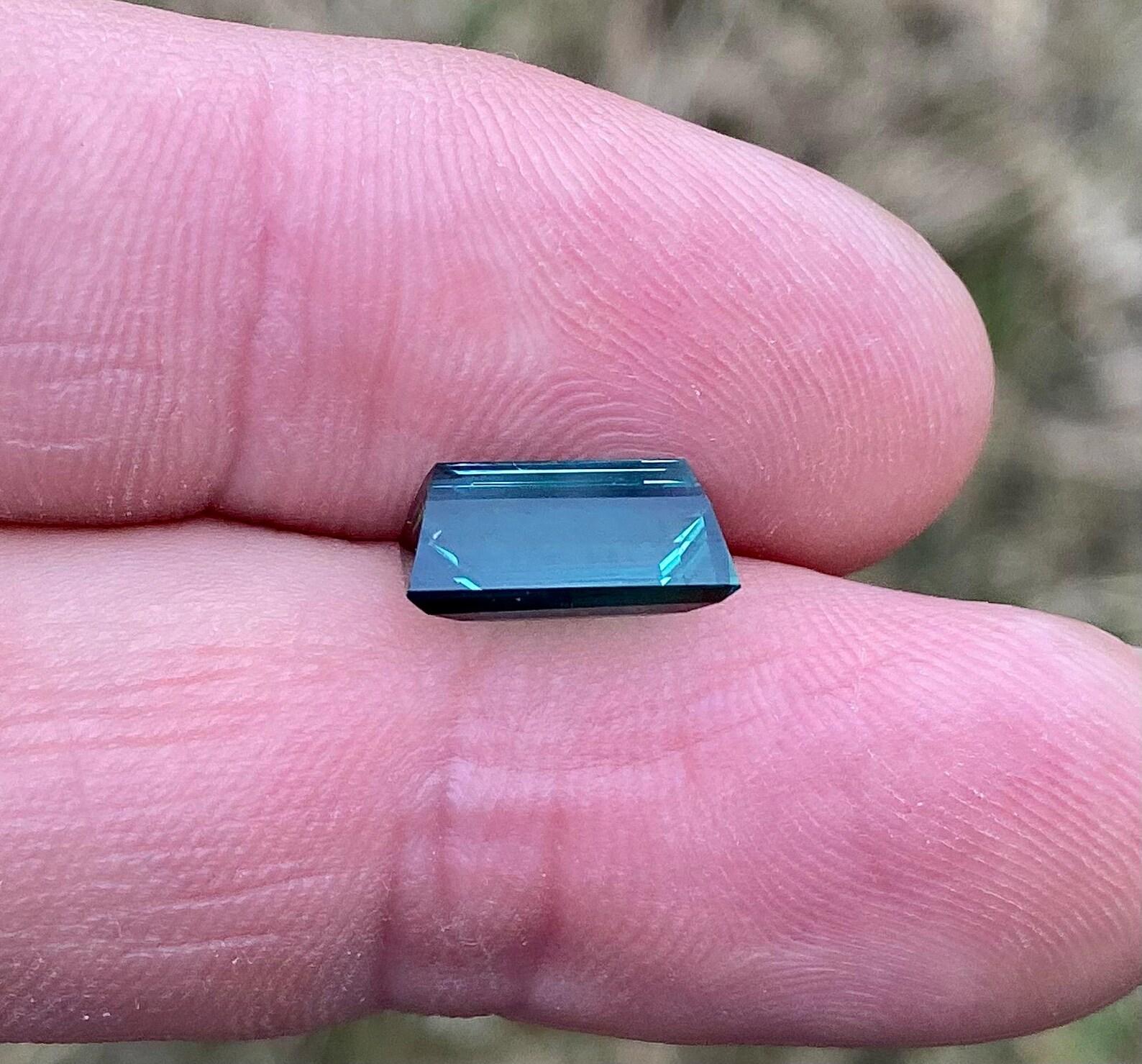 Lagoon Tourmaline 3.97 Ct., natural loose Gemstone, Rectangle cut, Origin Congo For Sale 2