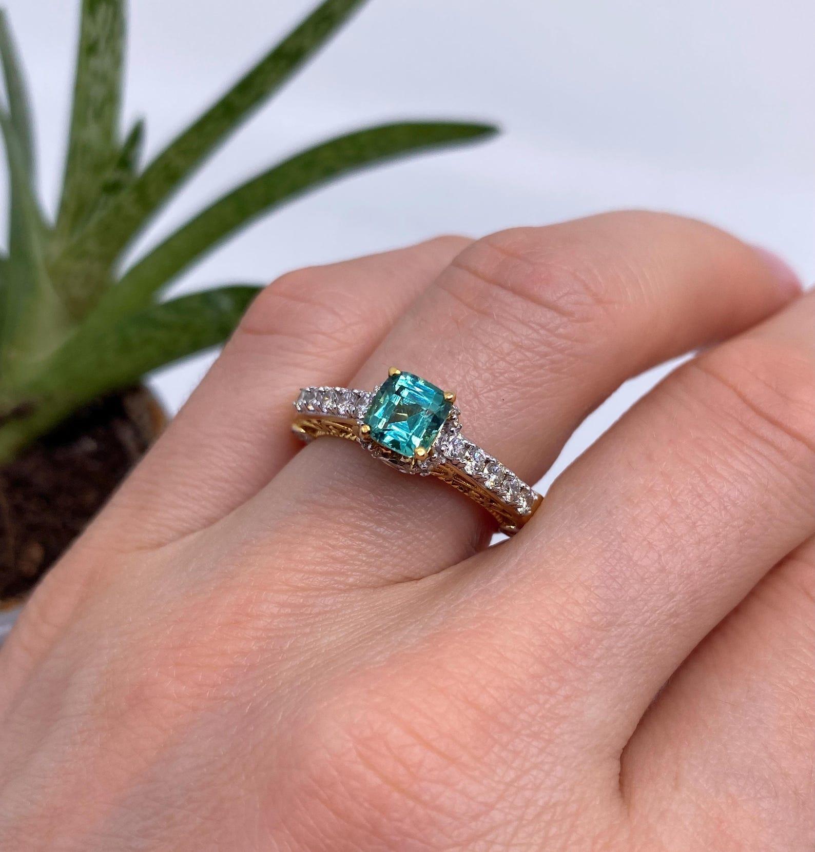Nature 1Ct Lagoon Tourmaline and Diamonds gemstone
Bague en or jaune 14 carats

Certificat complet de laboratoire pour la bague
Pierre principale : Tourmaline
Création de la pierre principale : Nature
Couleur de la pierre principale : vert