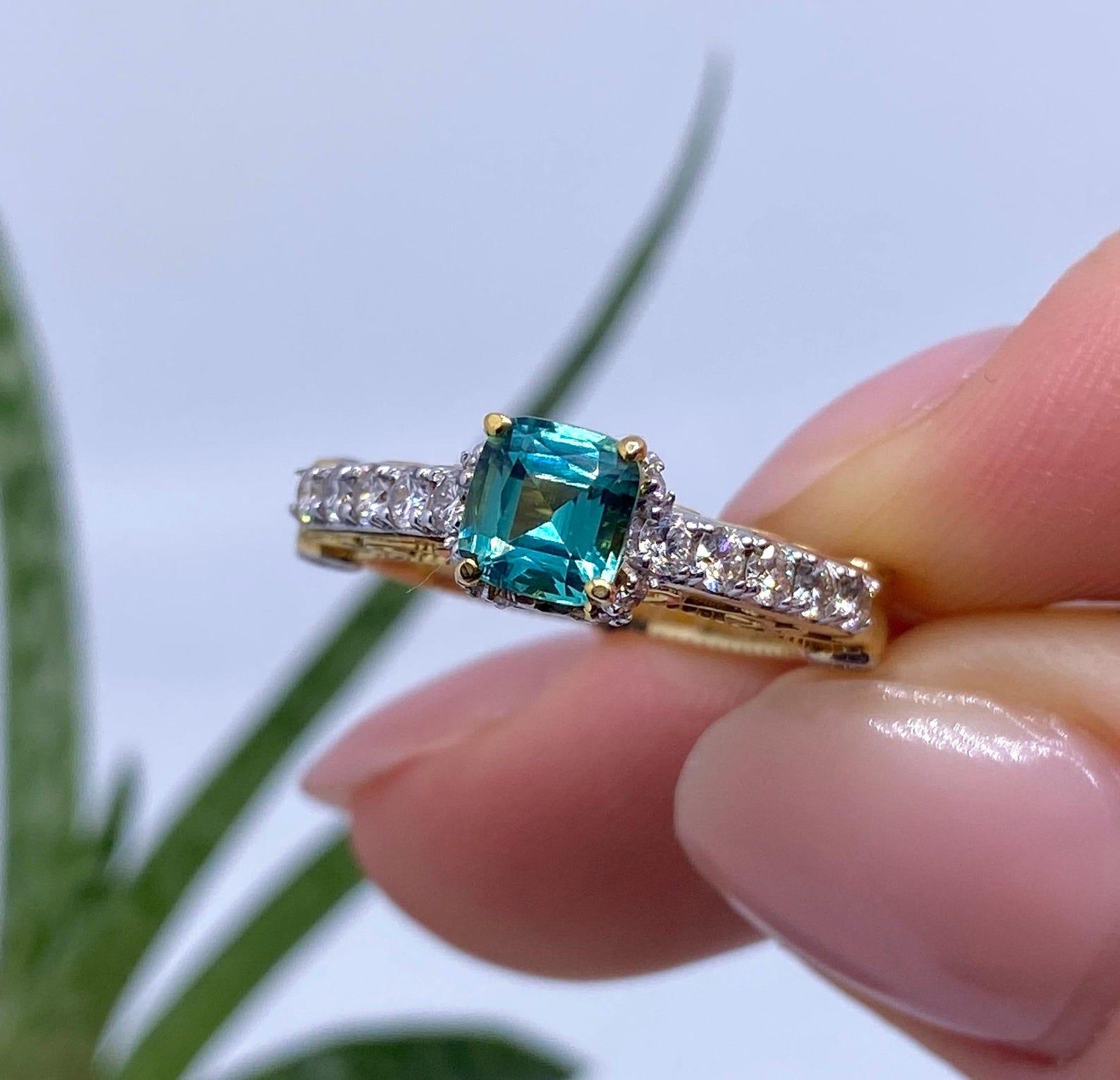 Victorien Bague en or jaune 14 carats, tourmaline lagon et diamants, 7US en vente