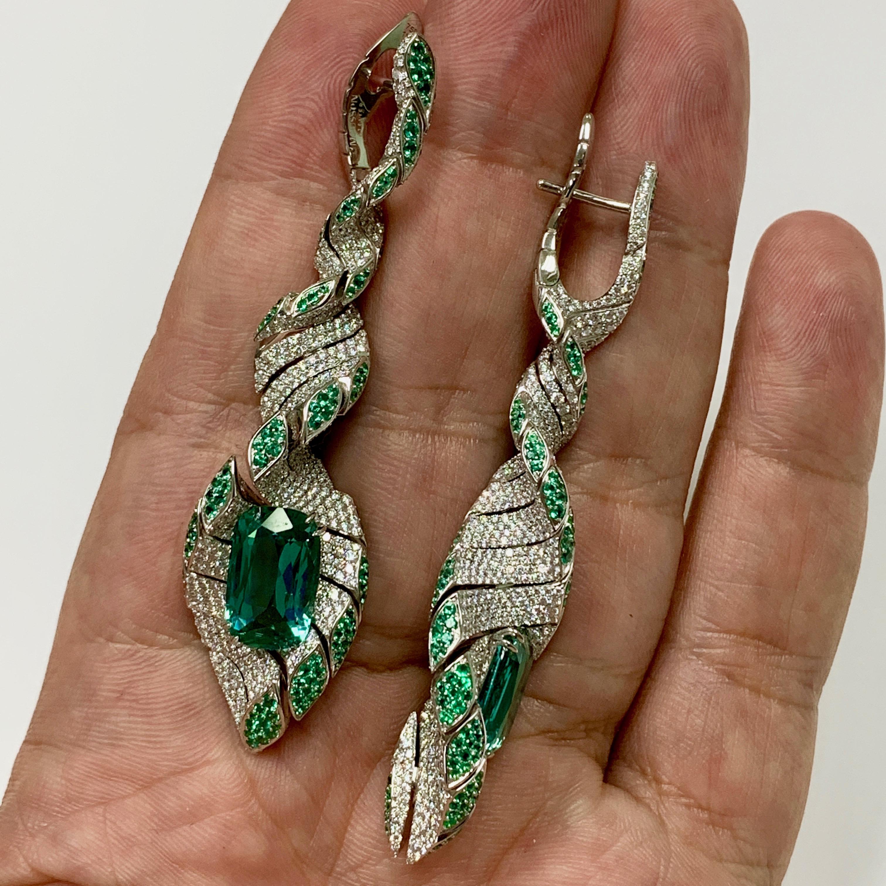 Lagoon Turmalin Diamanten Smaragde 18 Karat Weißgold DNA-Ohrringe im Zustand „Neu“ im Angebot in Bangkok, TH